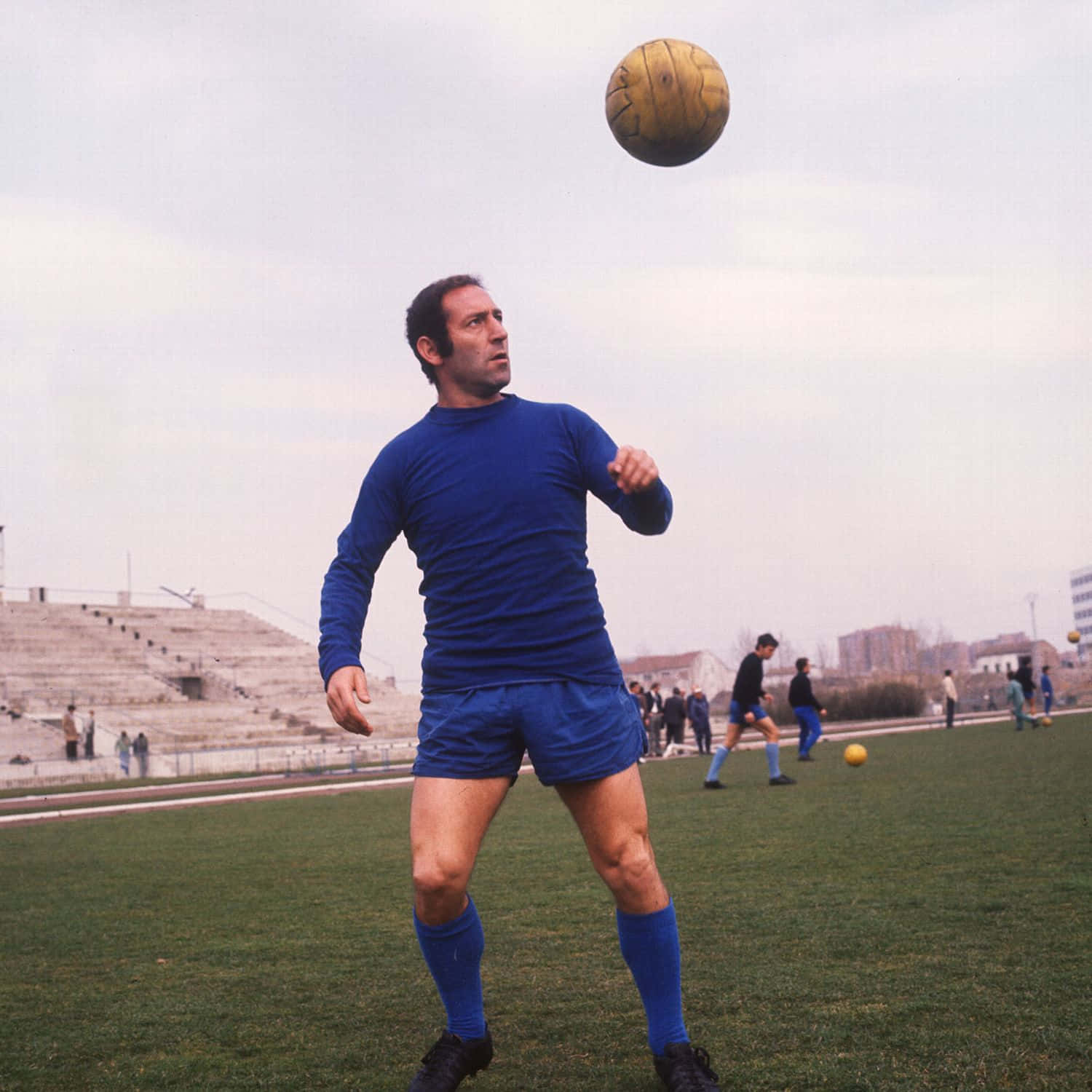 Francisco Gento Playing Football Background