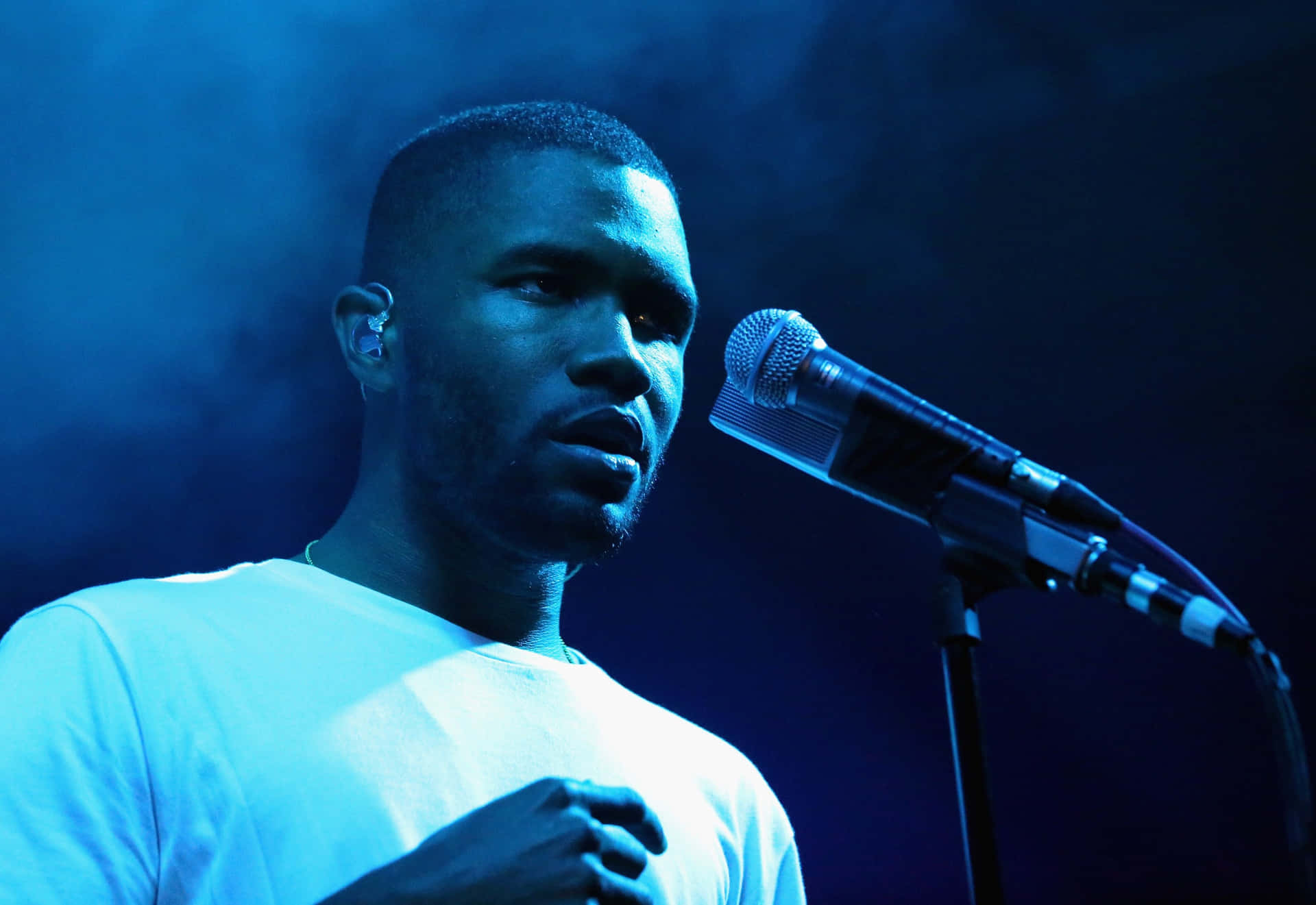 Frank Ocean Surrounded By His Beloved Laptop And Books. Background