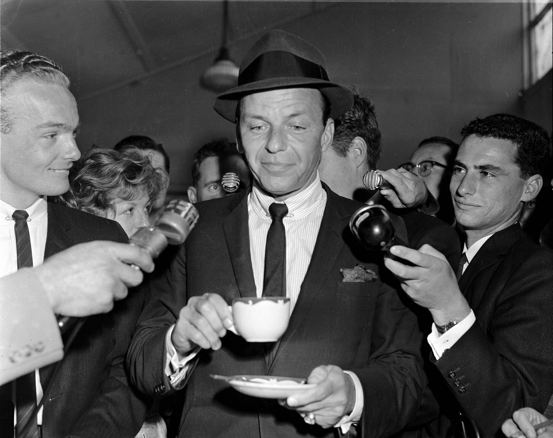 Frank Sinatra Surrounded By Media Journalists Background