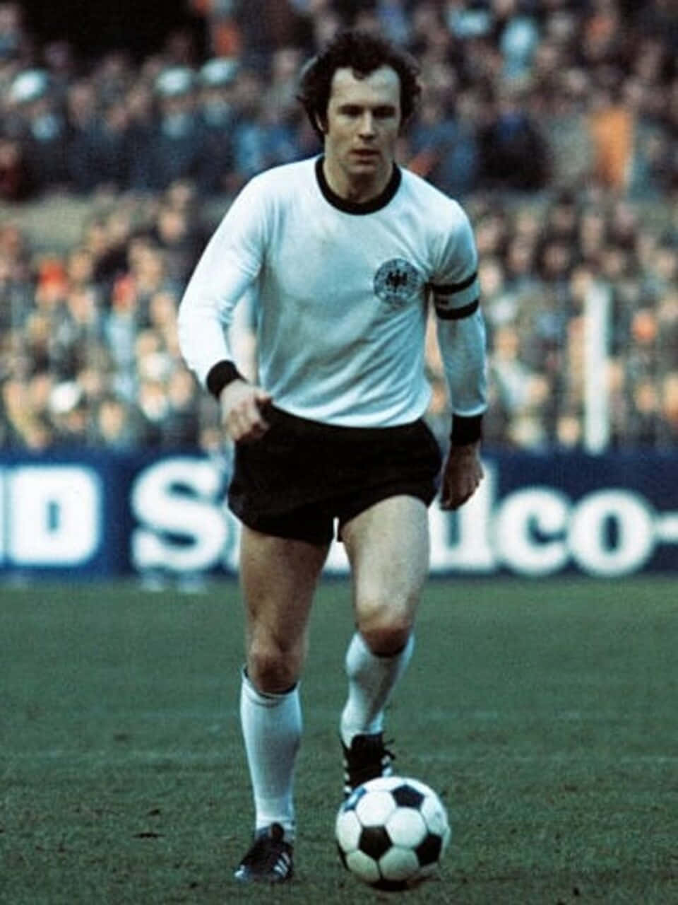Franz Beckenbauer Iconic Mid-fielder Background