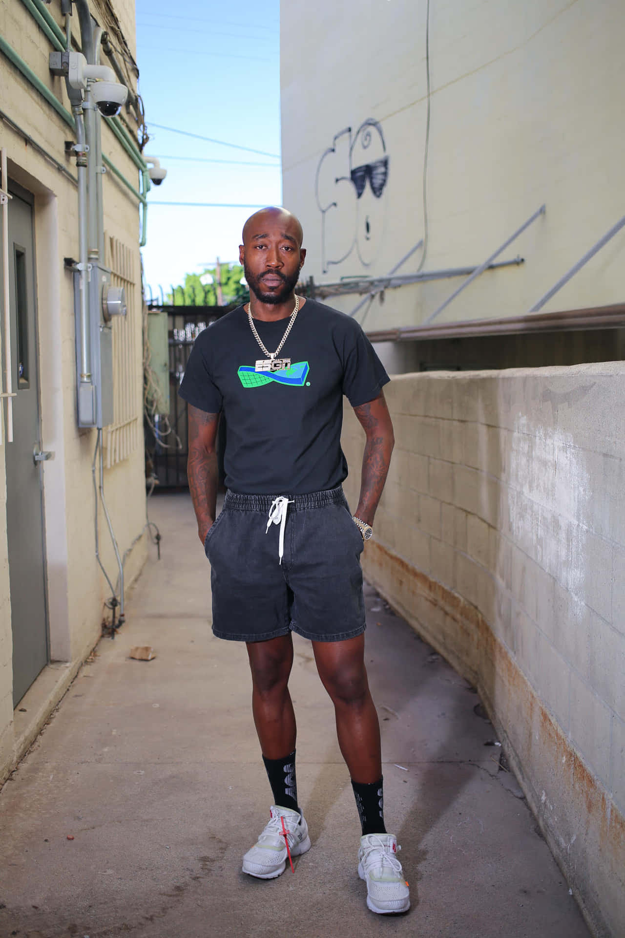 Freddie Gibbs Alley Pose Background