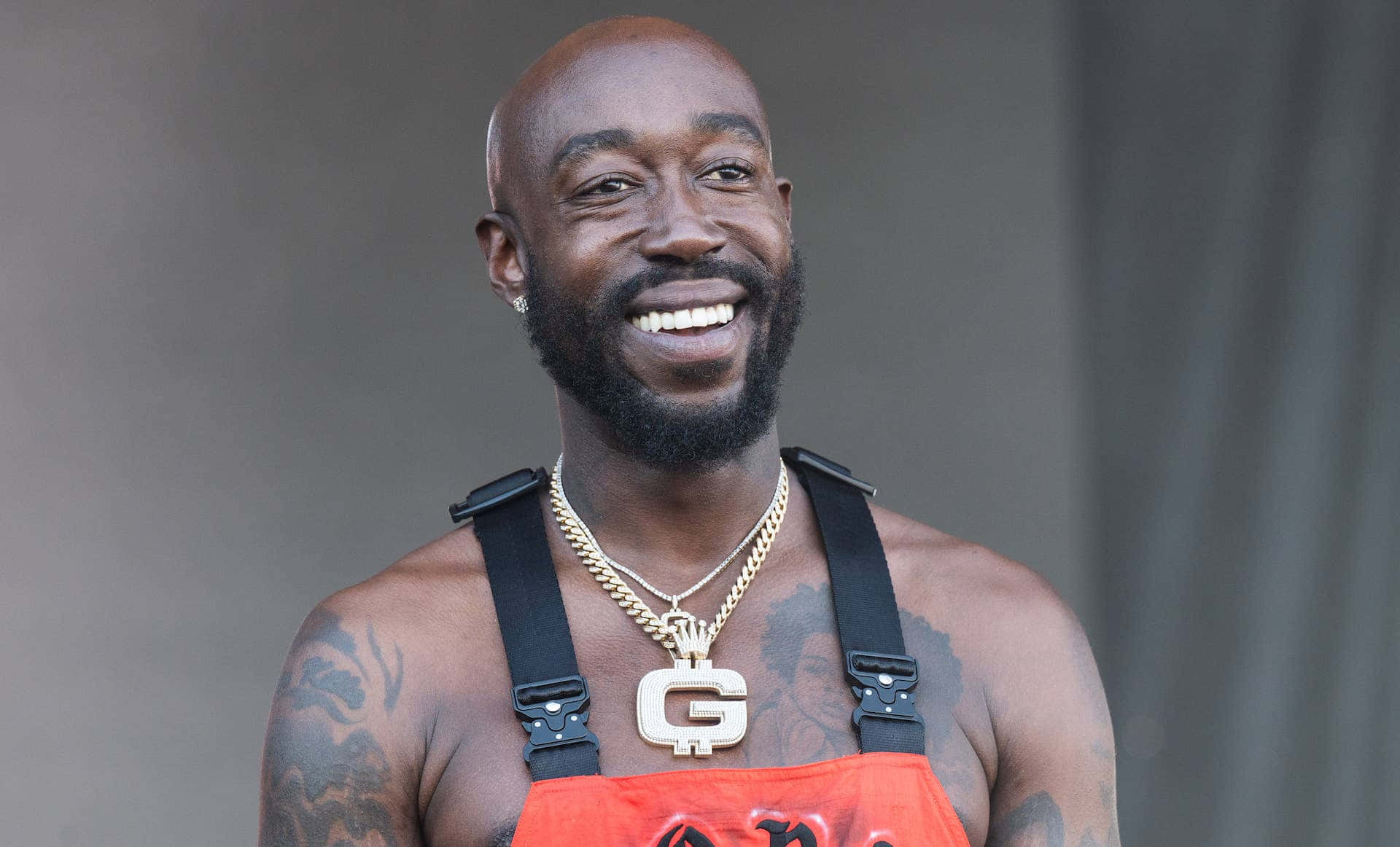 Freddie Gibbs Smiling Performance Background