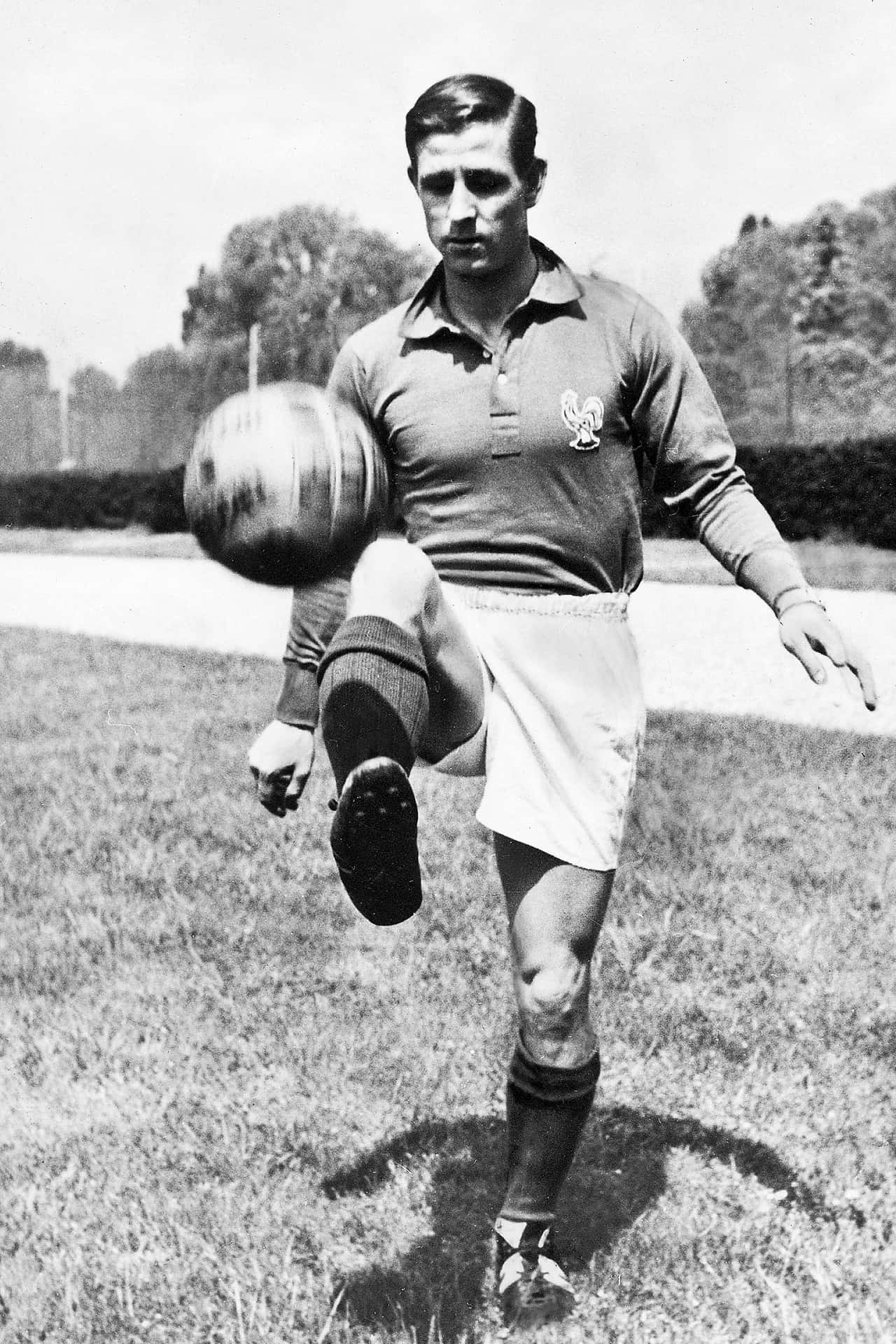 French Footballer Raymond Kopa Keeping The Ball Alive Background
