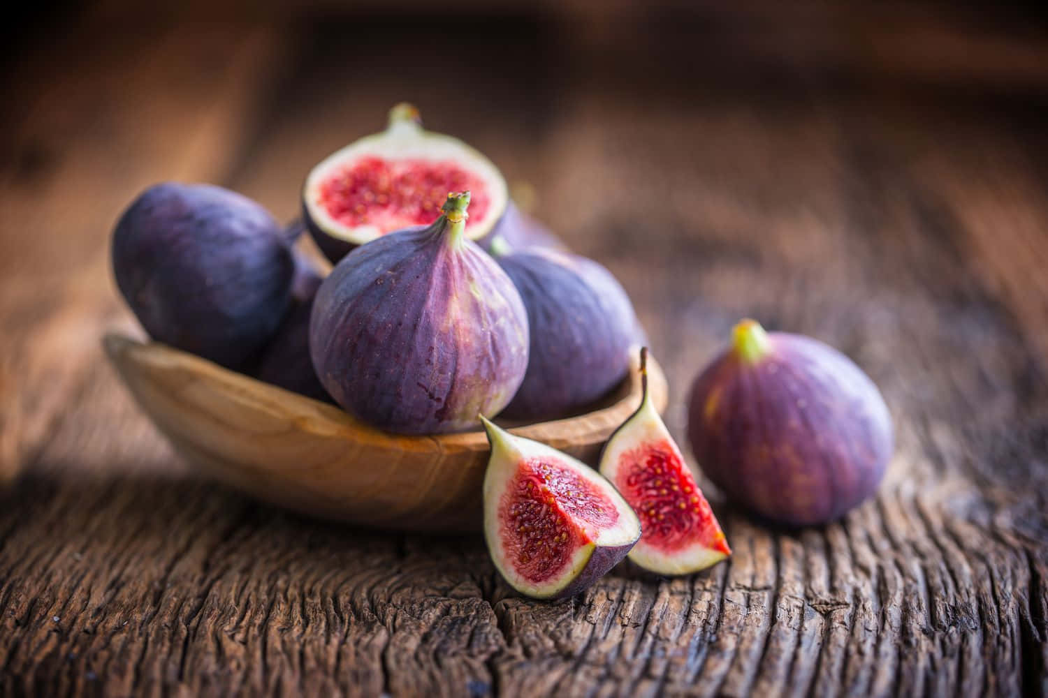 Fresh Figsin Wooden Bowl Background