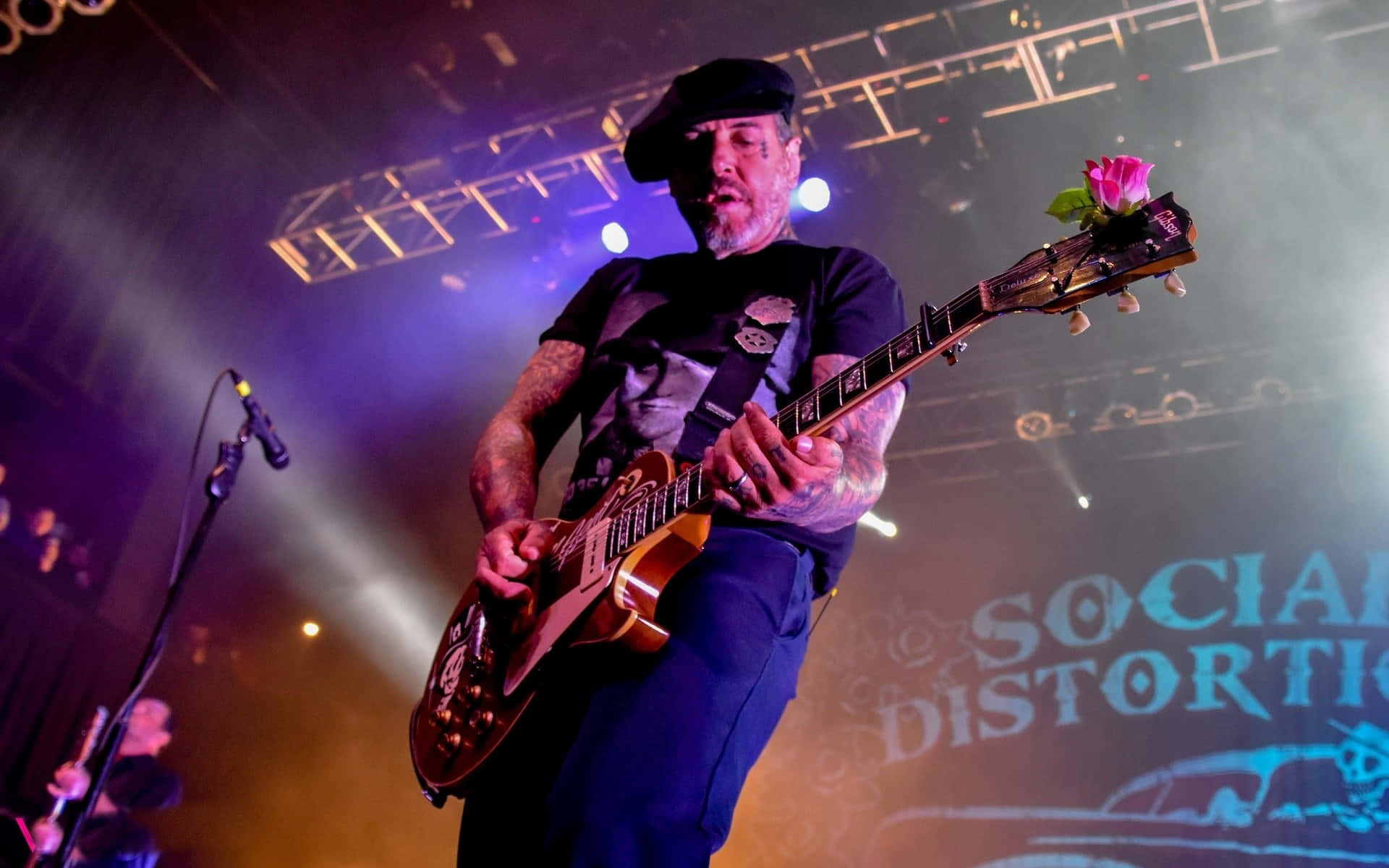 Frontman Mike Ness Social Distortion Background