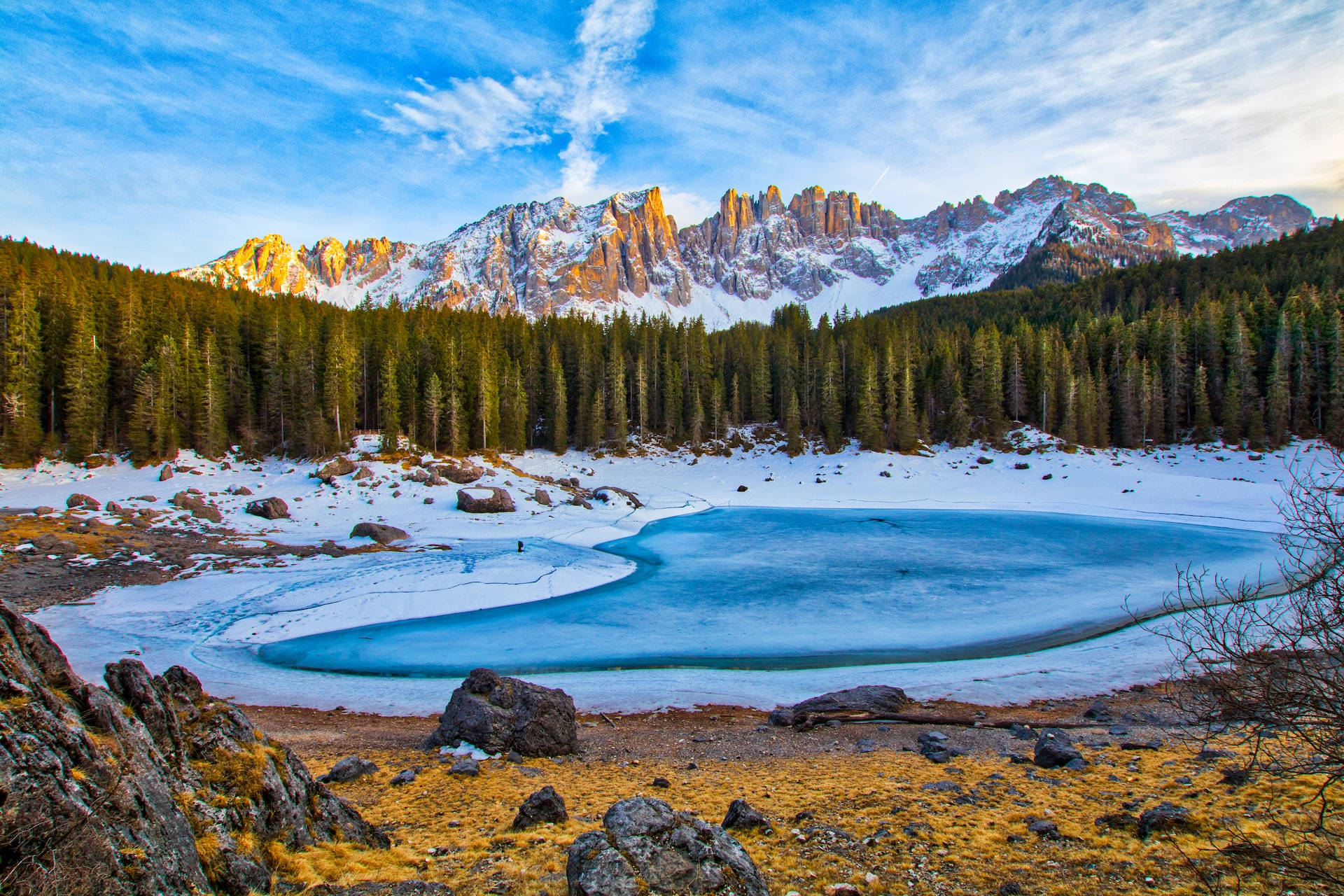 Frozen Lake And Mountain Macbook Background