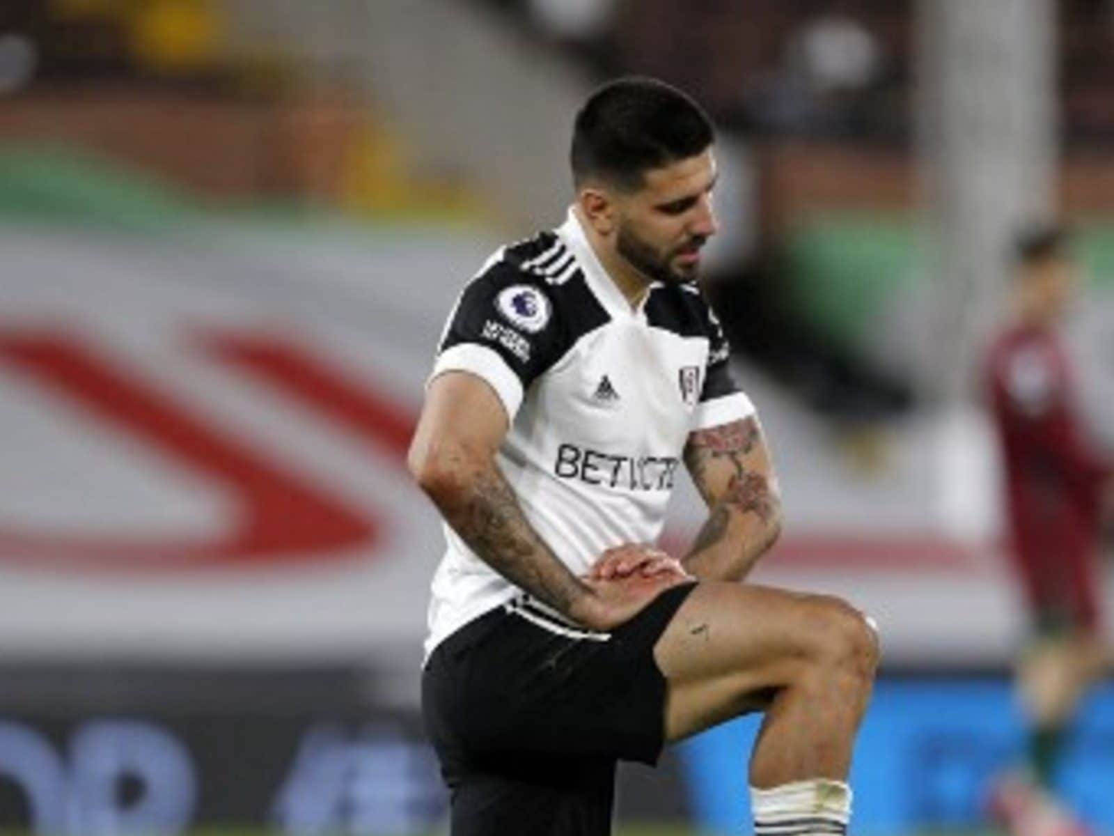 Fulham Fc Mitrovic Kneeling Background