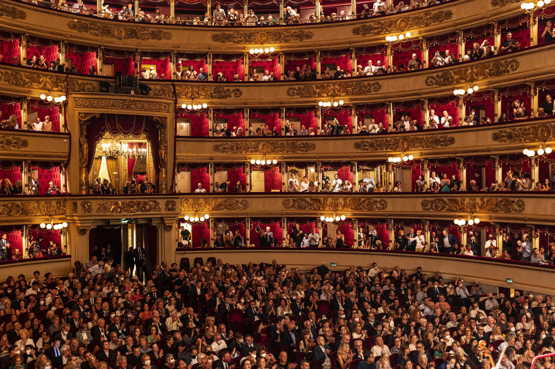 Full House At La Scala Opera House Background