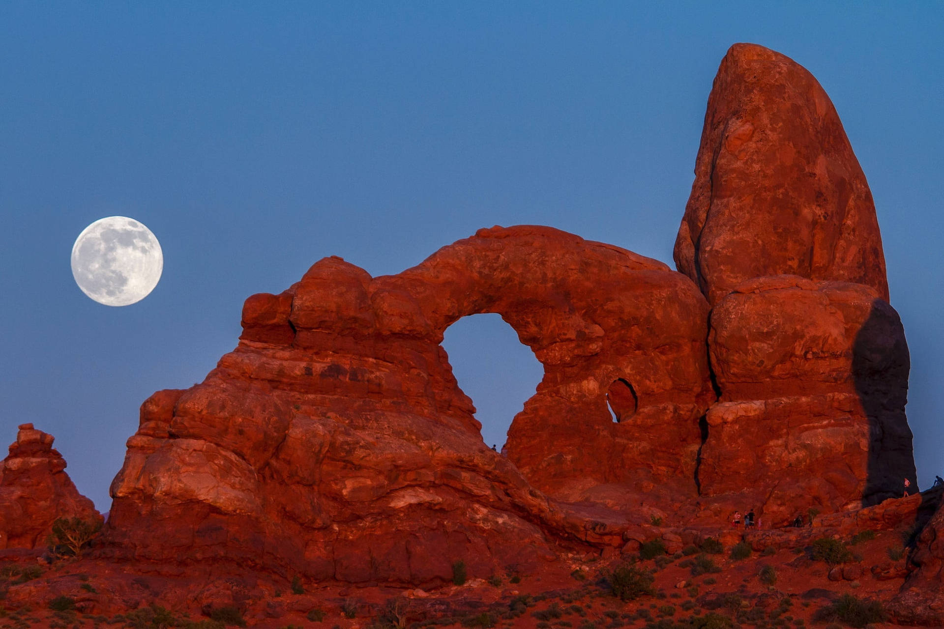 Full Moon At Arches National Park Background