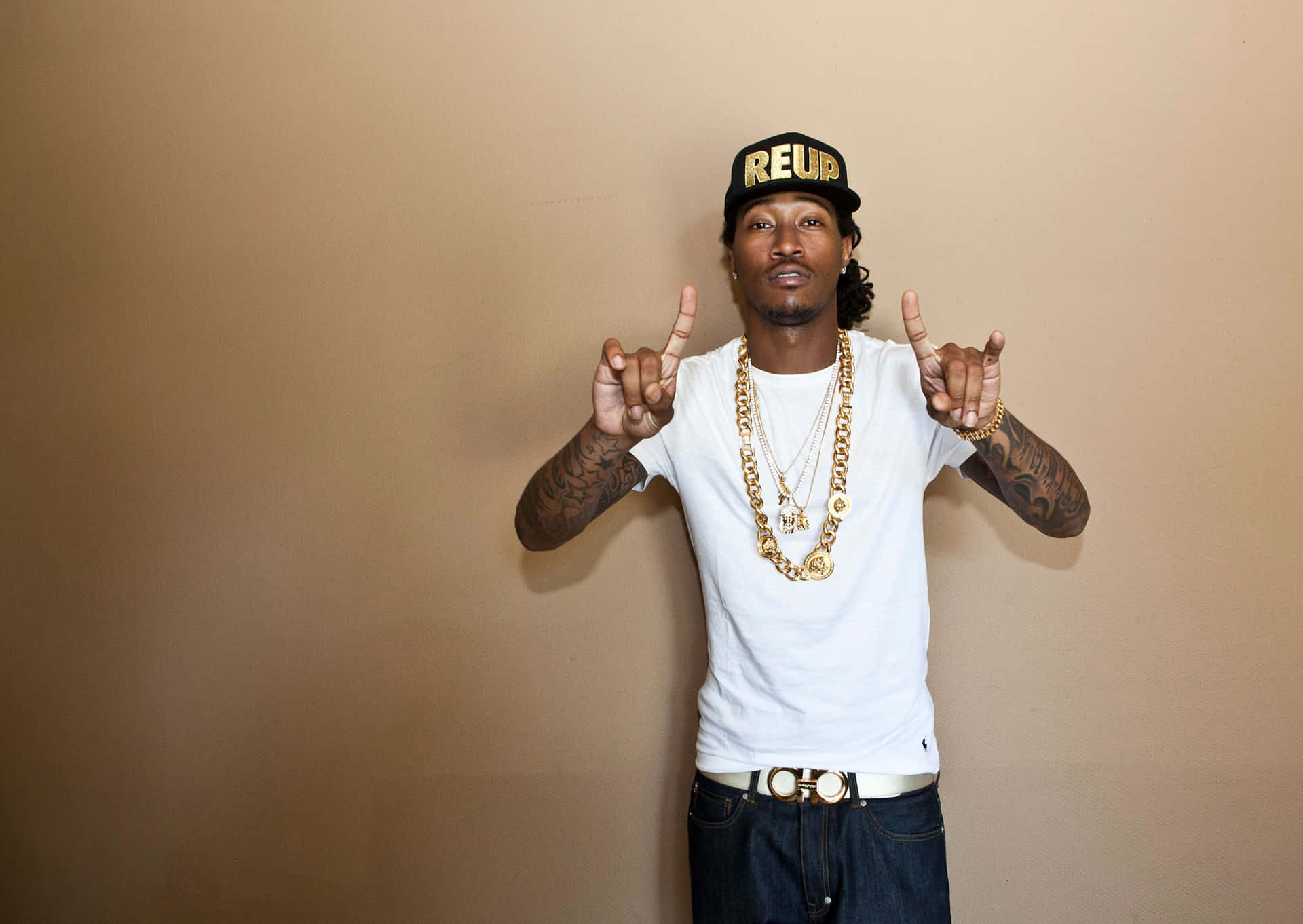 Future Rapper Pfp With Gold Chain Background