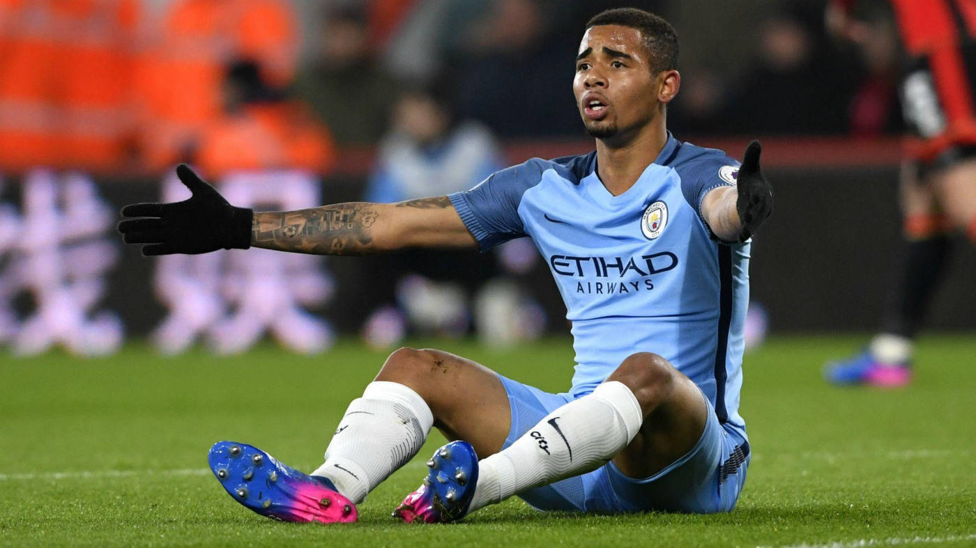 Gabriel Jesus Sits On The Ground Background