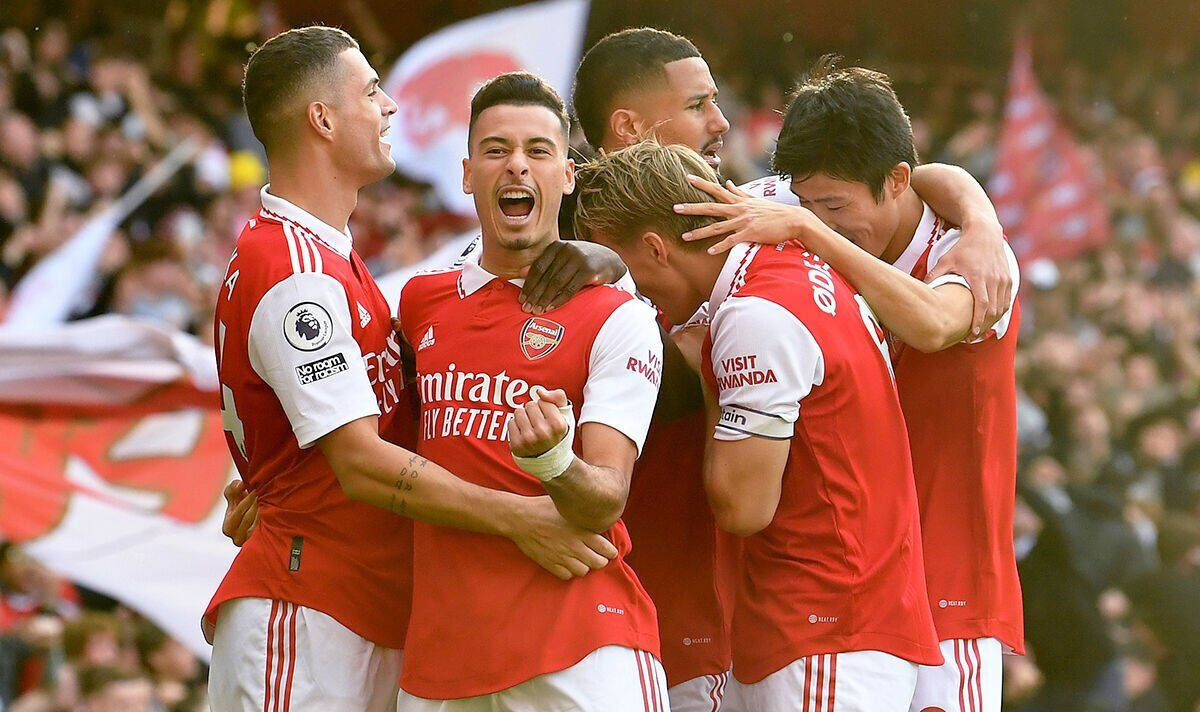 Gabriel Martinelli Celebrating With Team Background