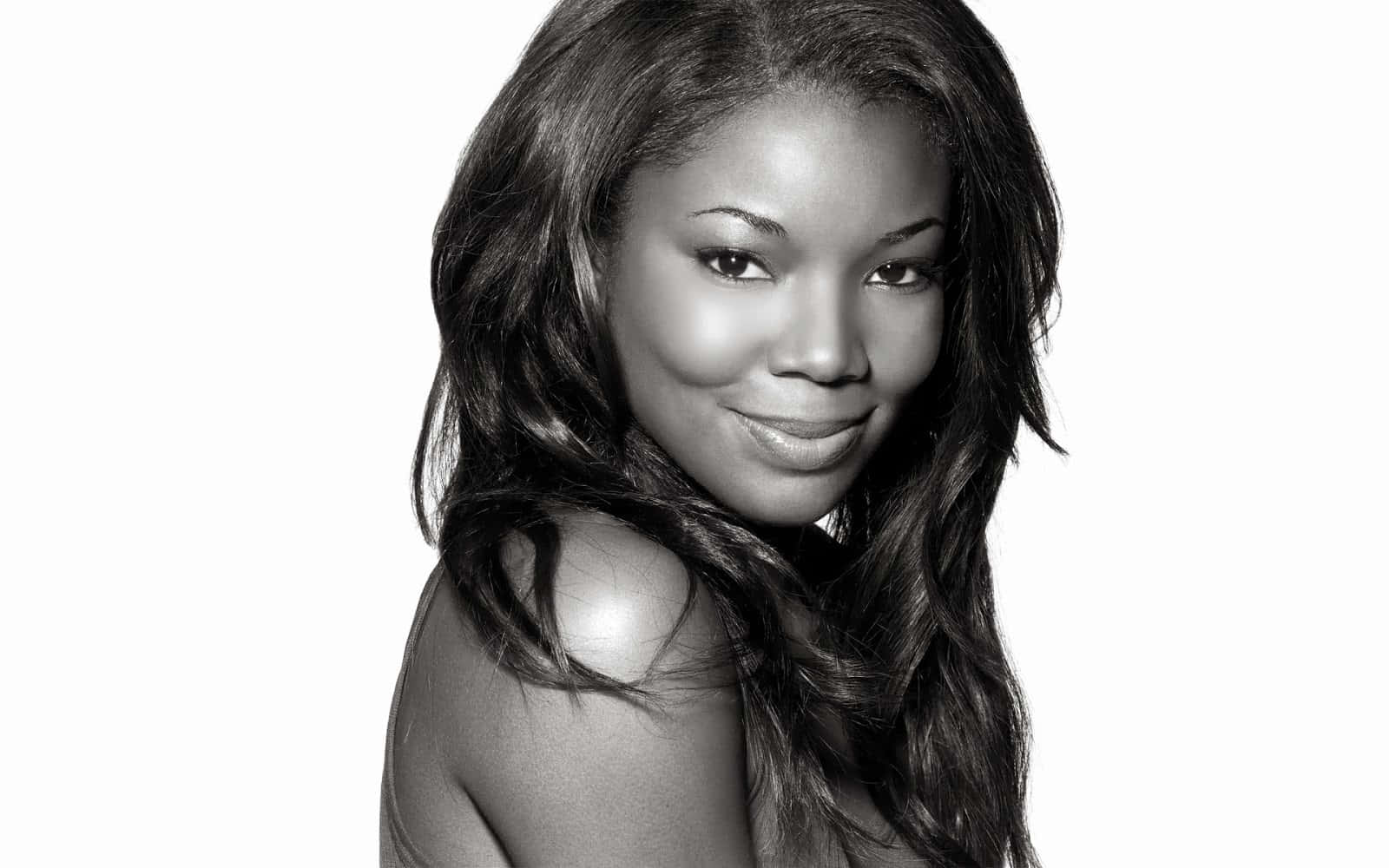 Gabrielle Union Smiling Effortlessly At A Photoshoot Background