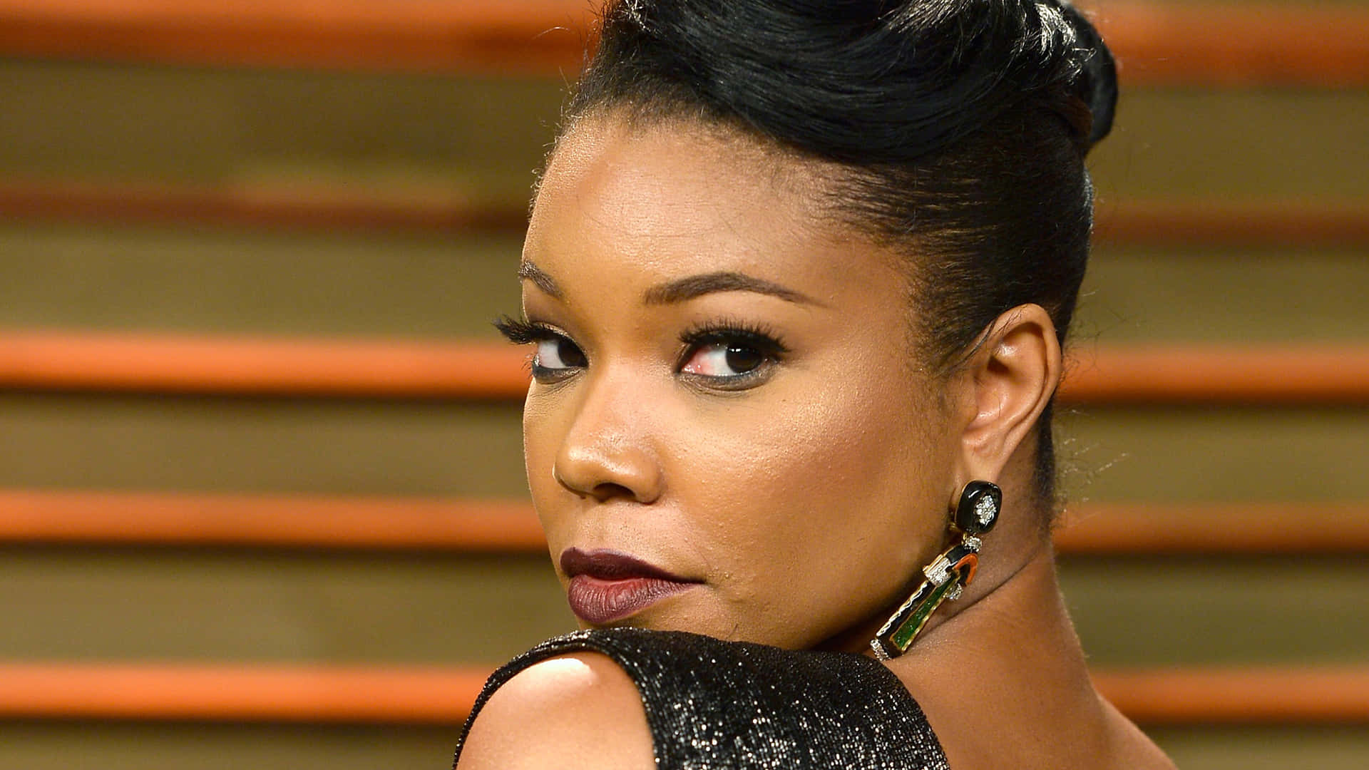 Gabrielle Union Smiling Gracefully In A Stunning Outfit Background