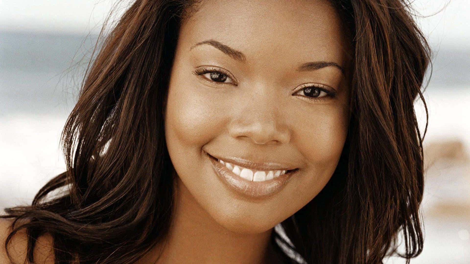 Gabrielle Union Smiling Radiantly Background