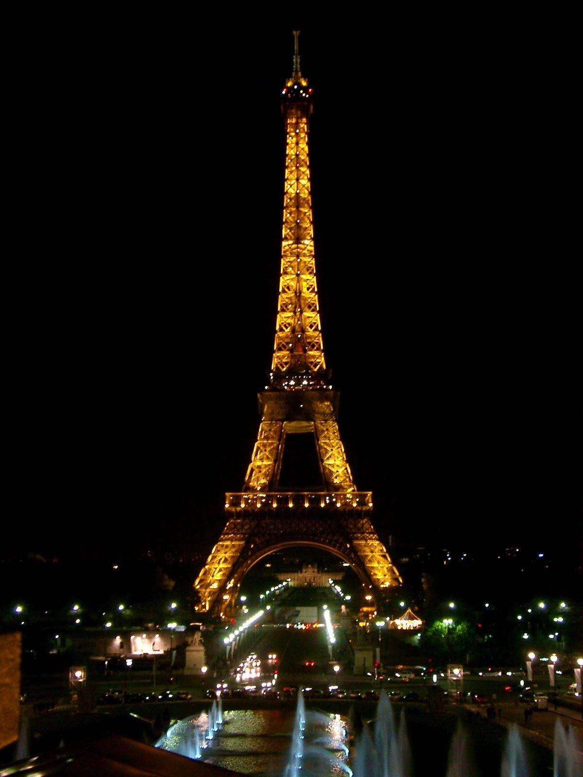 Gambar Eiffel Tower At Night Background
