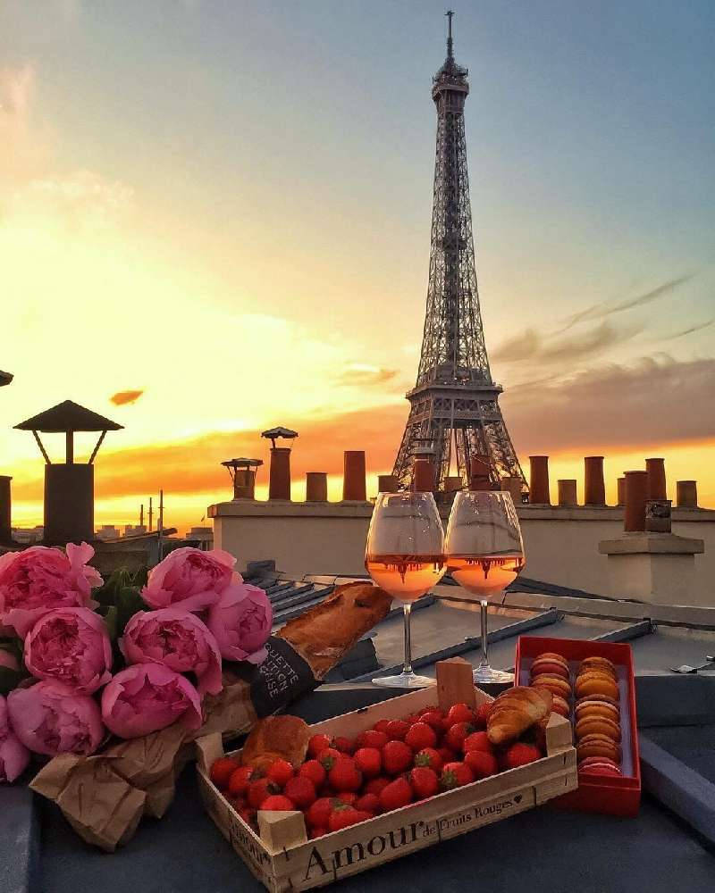 Gambar Food Table Near Eiffel Tower Background