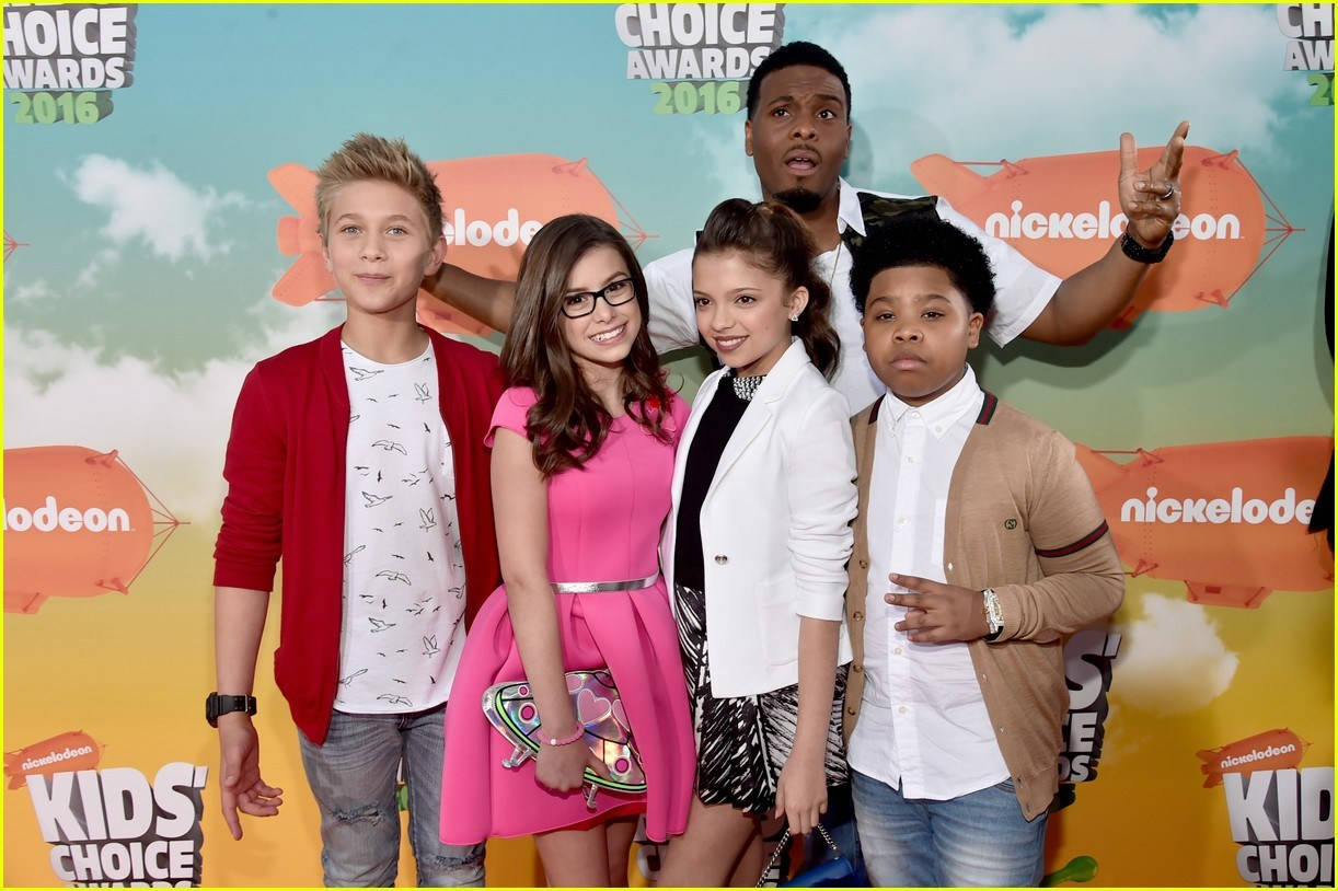 Game Shakers Team At Awards Event Background