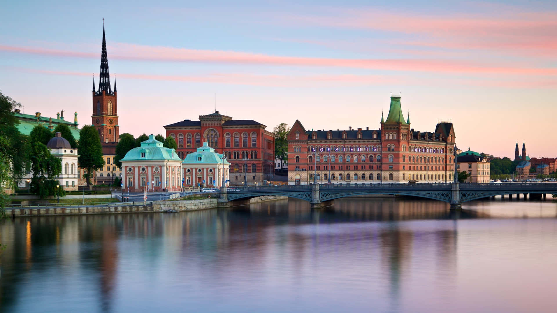 Gamla Stan City Lake Background