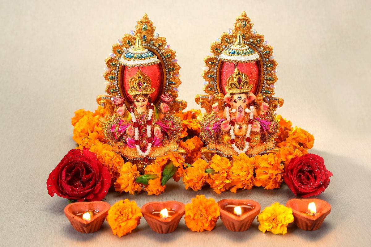 Ganesh And Lakshmi With Garlands Background