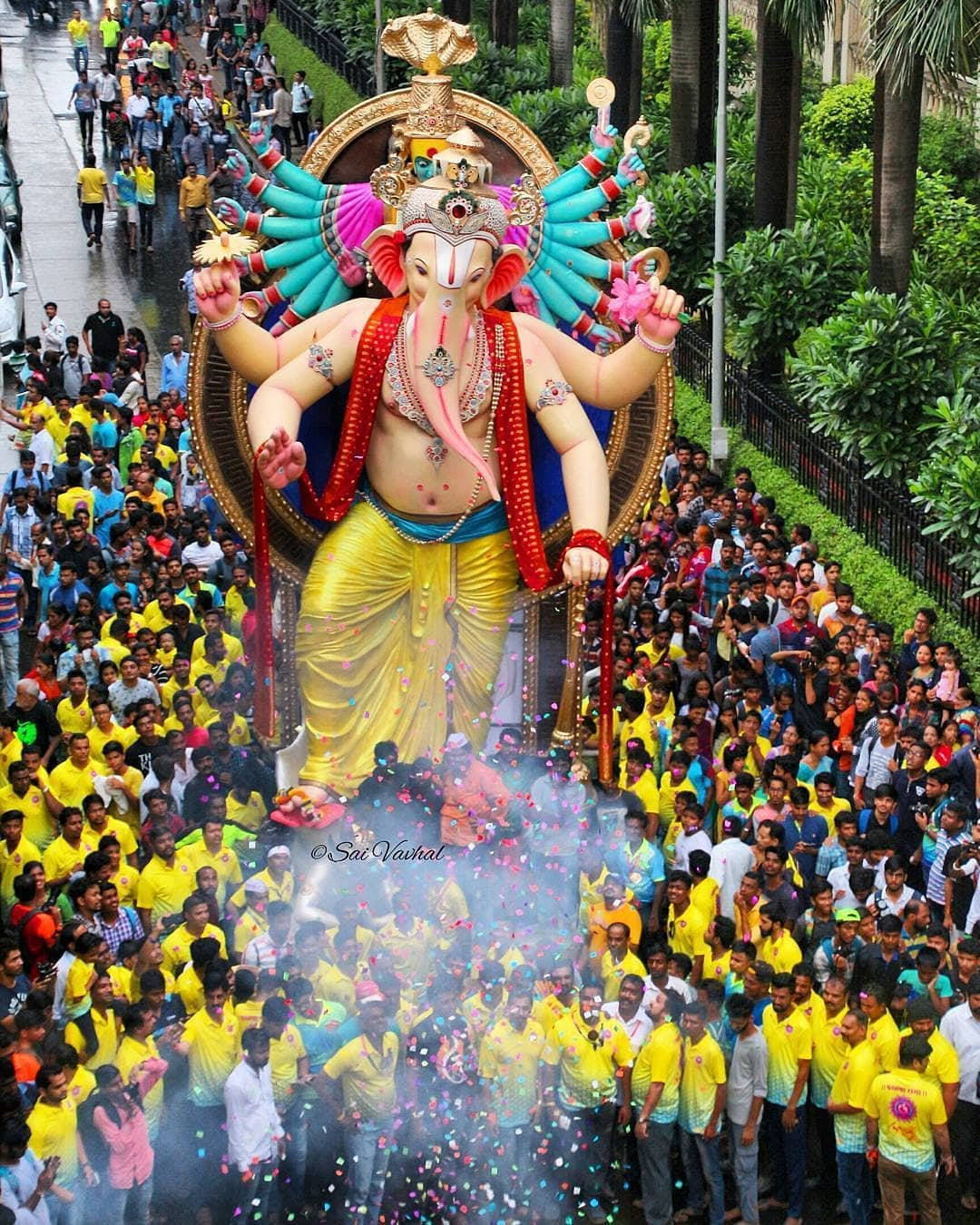 Ganesh Statue Procession Iphone Background