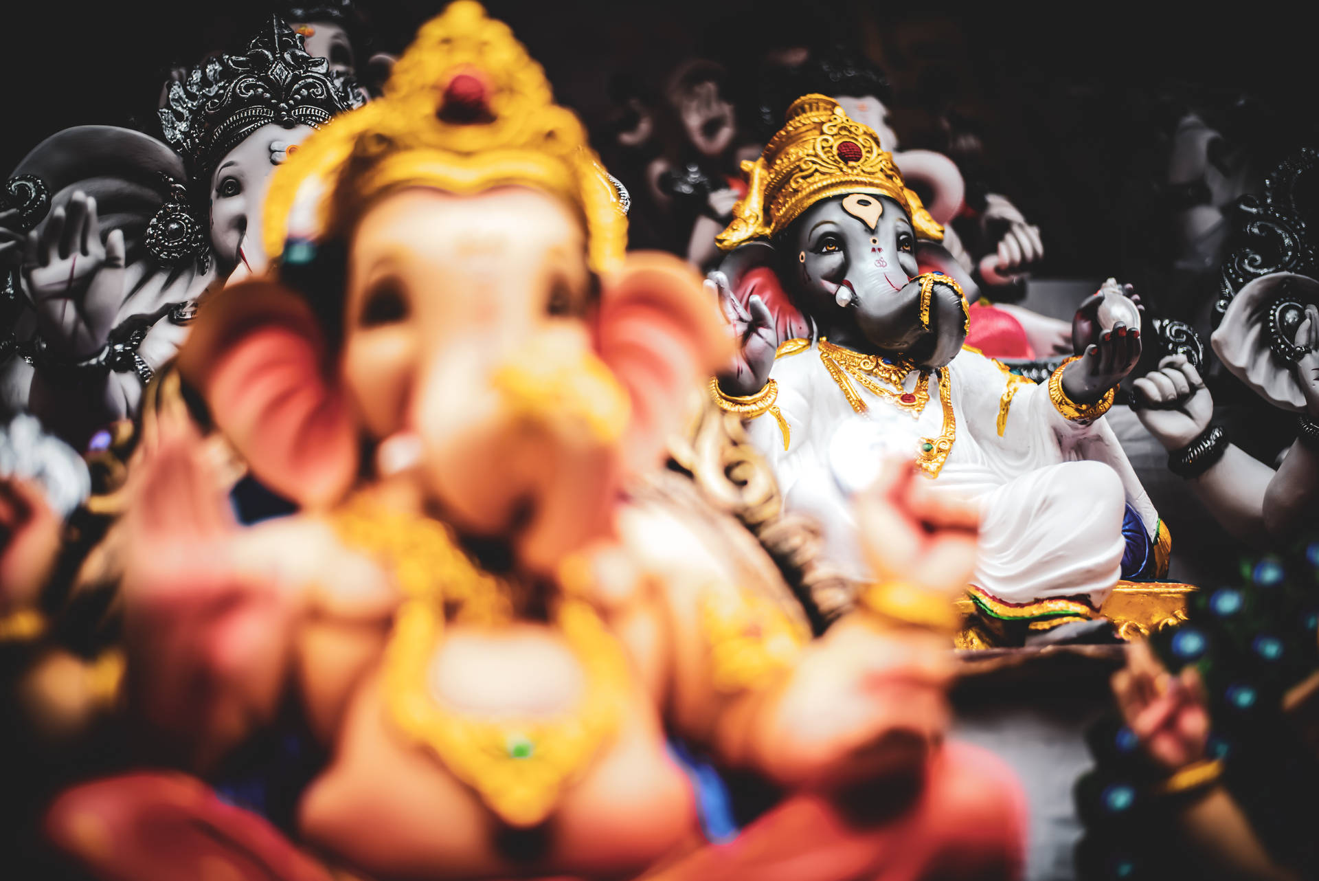 Ganpati Bappa Icons Sitting Together Background