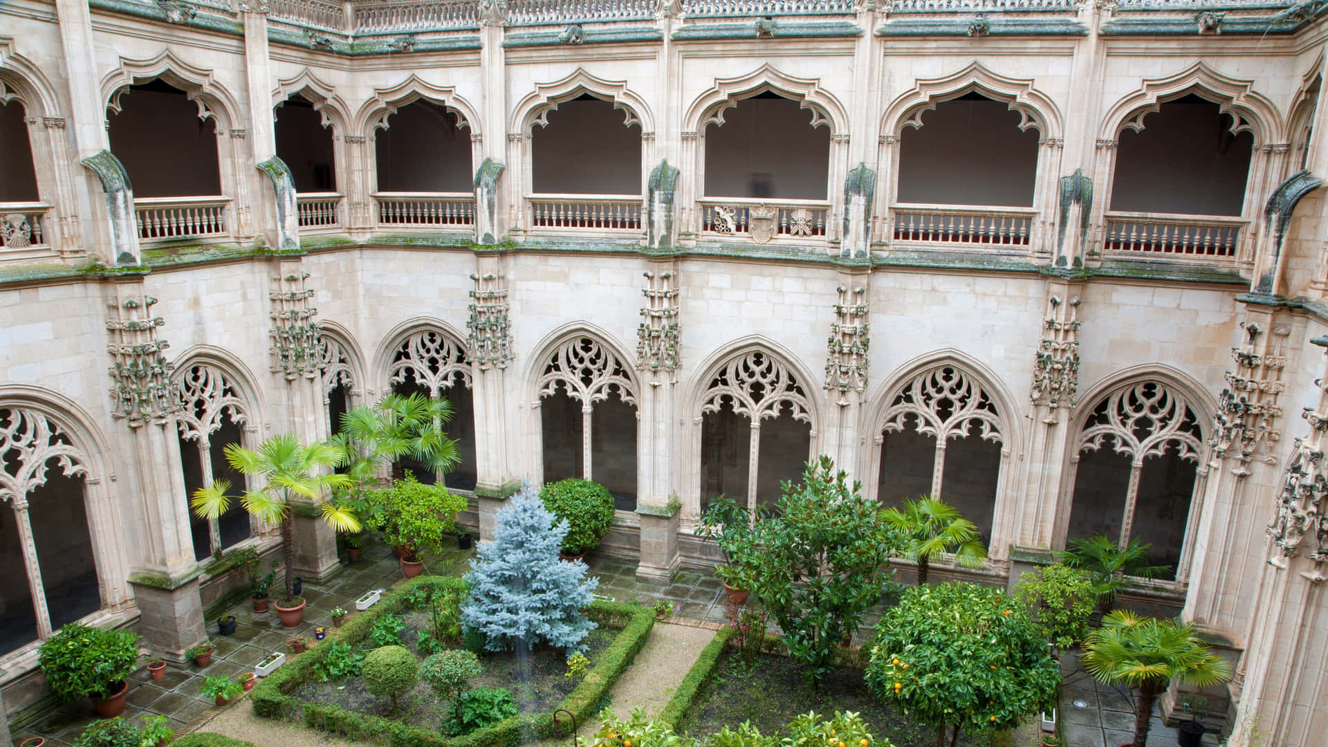 Garden Inside The Toledo Cathedral Background