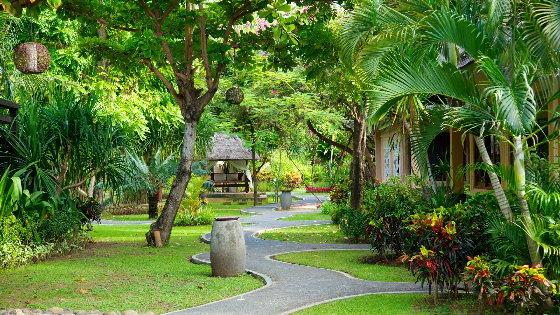 Garden Of A Sulawesi Resort Background