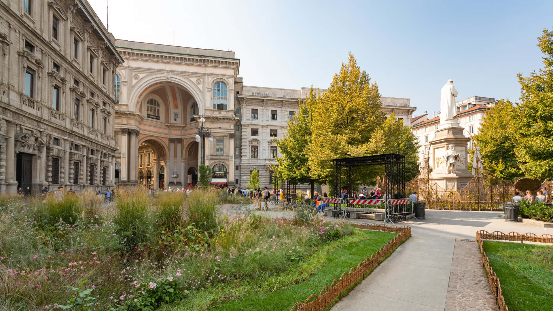 Garden With Statue Outside La Scala Opera House Background
