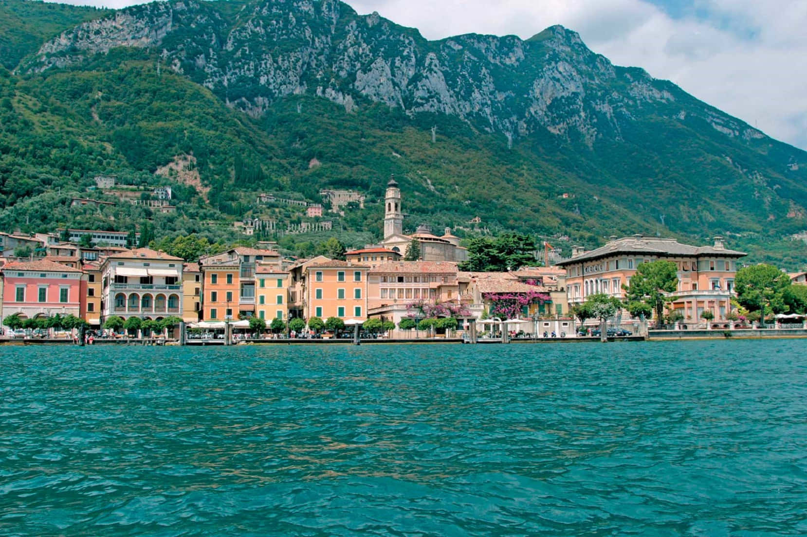 Gargano In Lago Di Garda Background