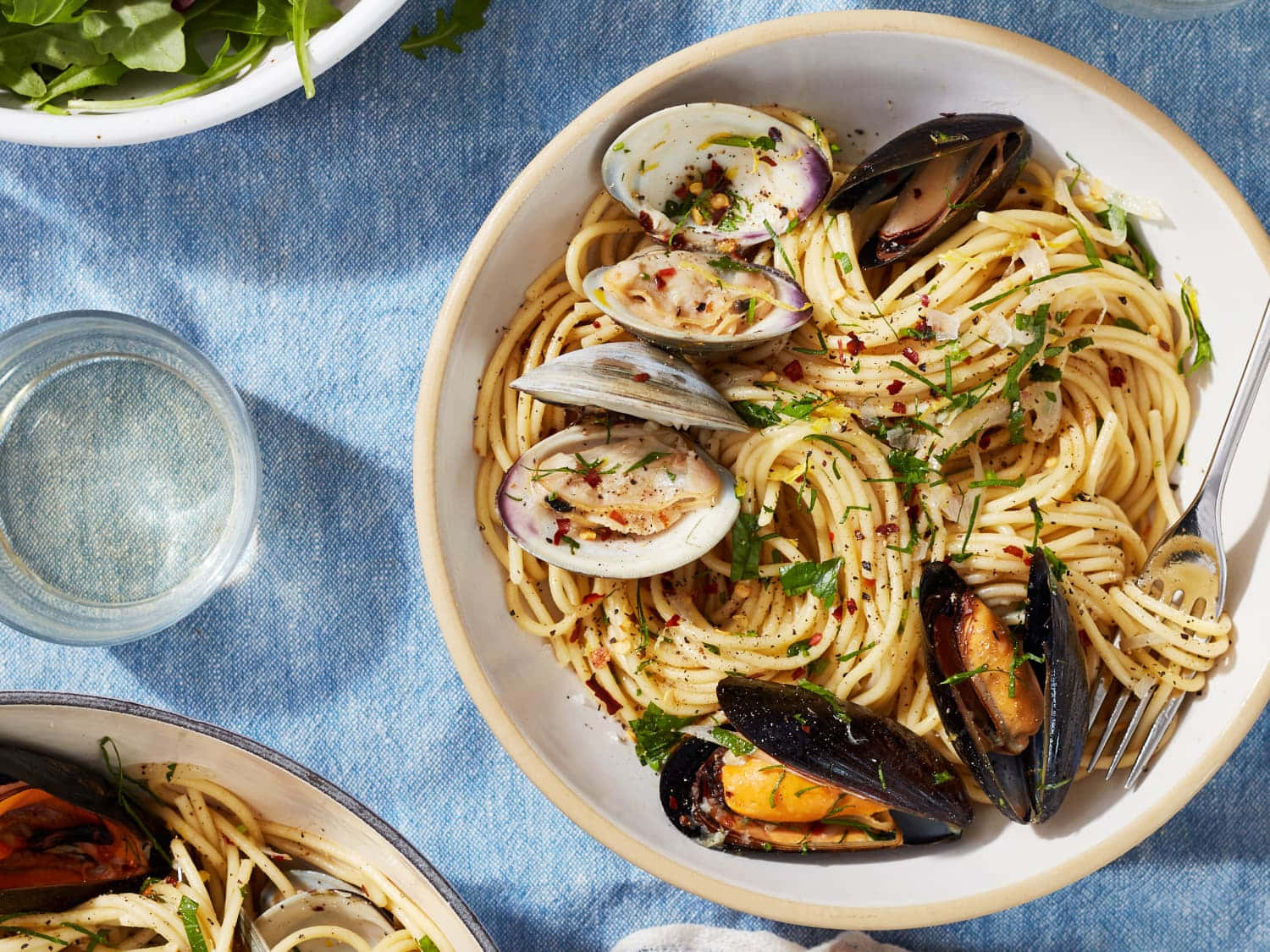 Garlicky Spaghetti Alla Vongole With Mussels Background