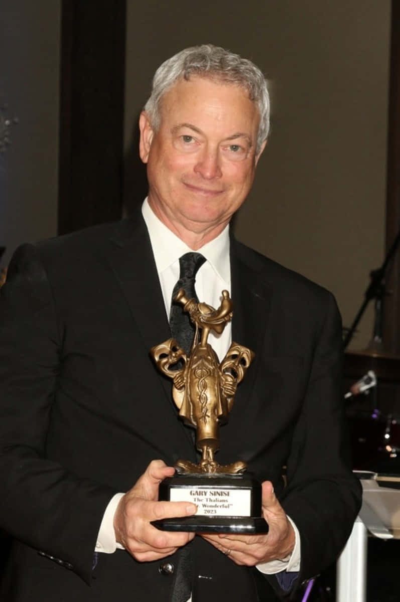 Gary Sinise Holding Award Background