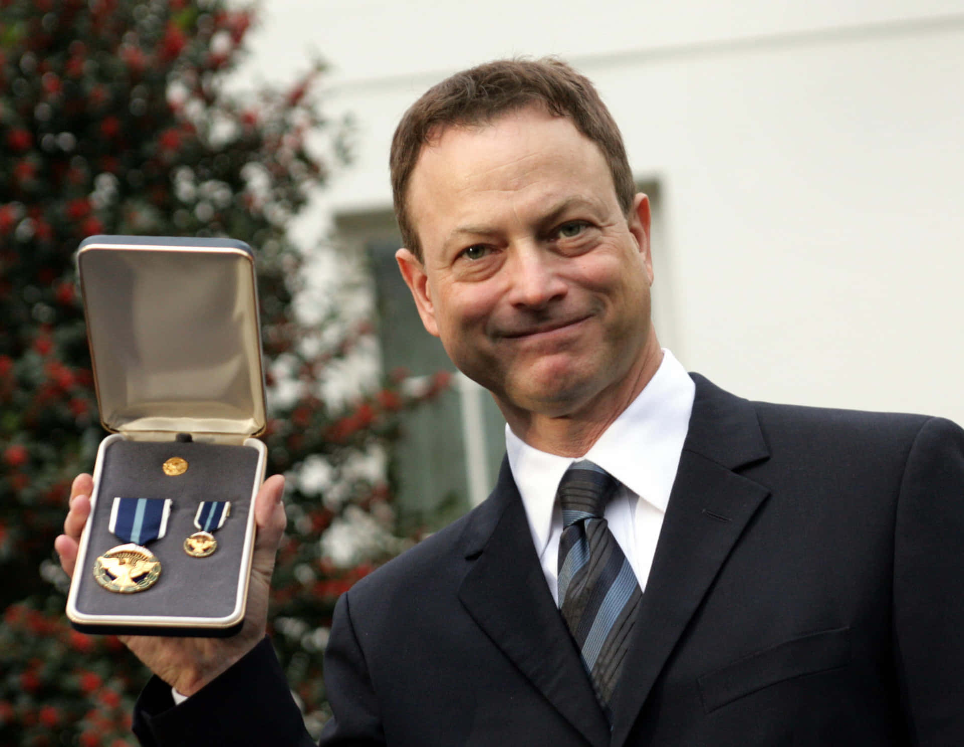 Gary Sinise Holding Award Background