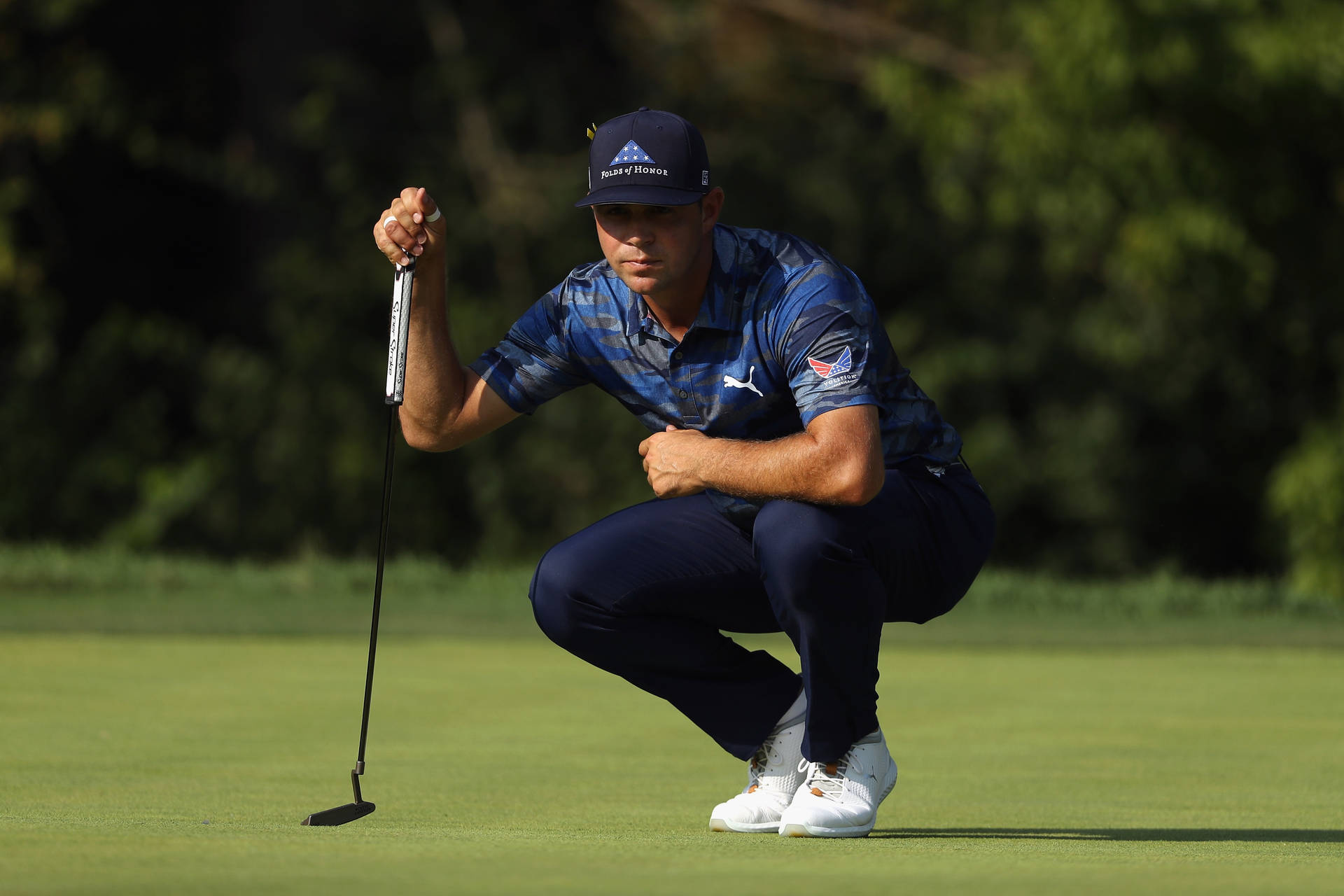 Gary Woodland Checking The Ball Background