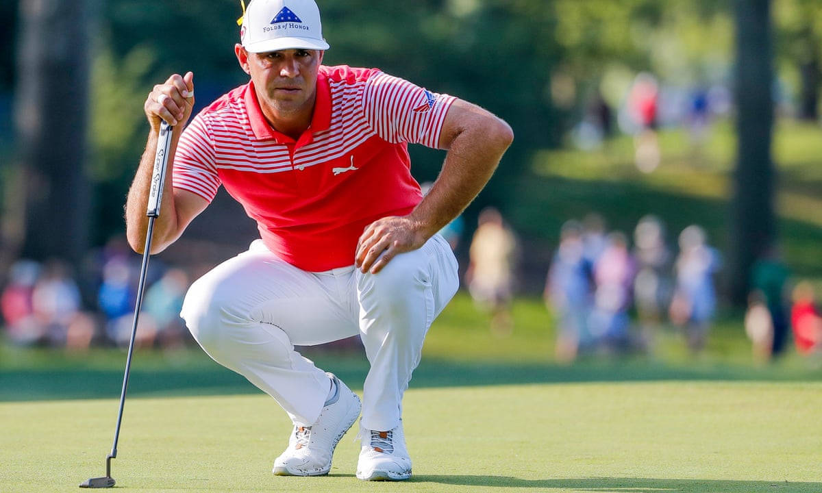 Gary Woodland Crouching Down