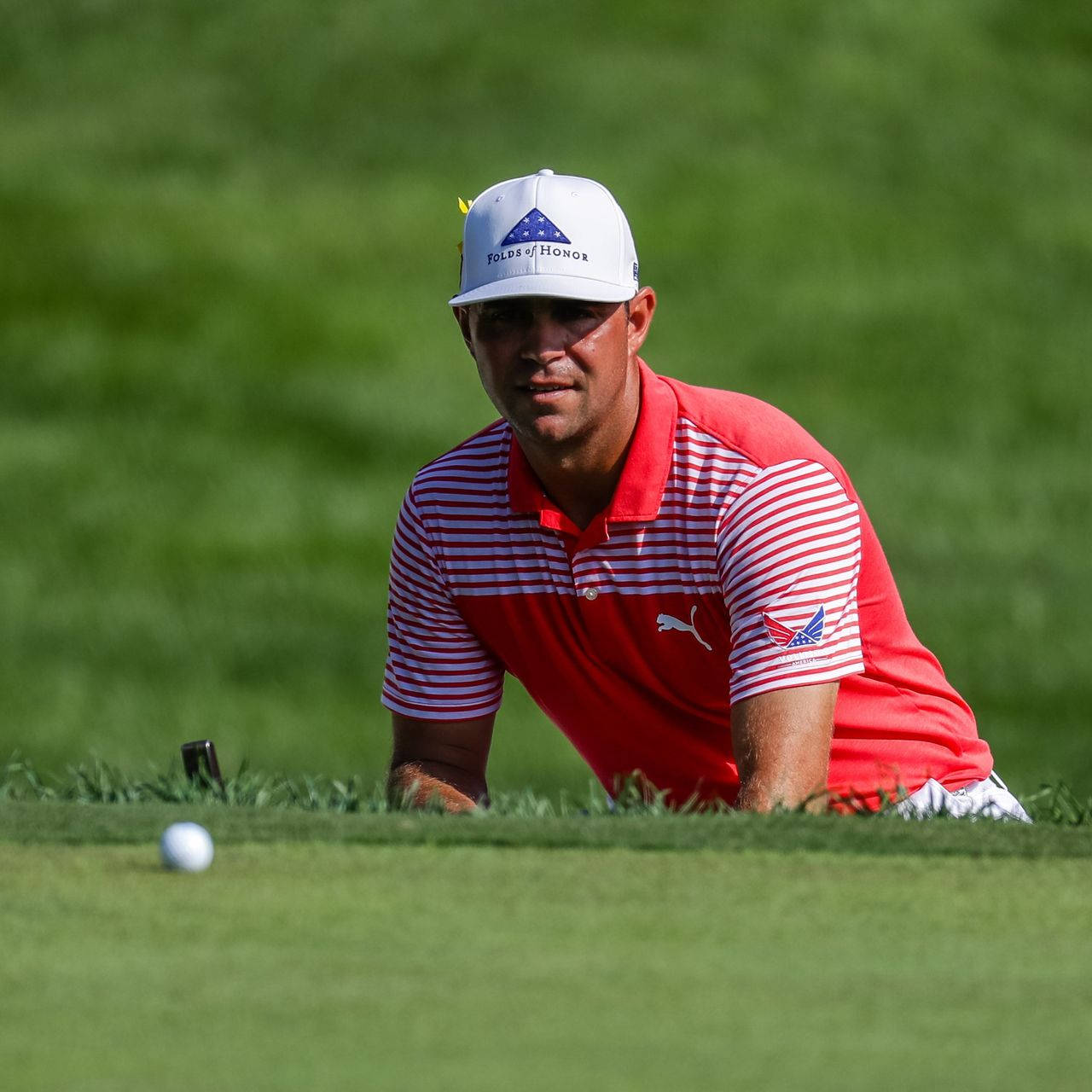 Gary Woodland Looking At Ball Background