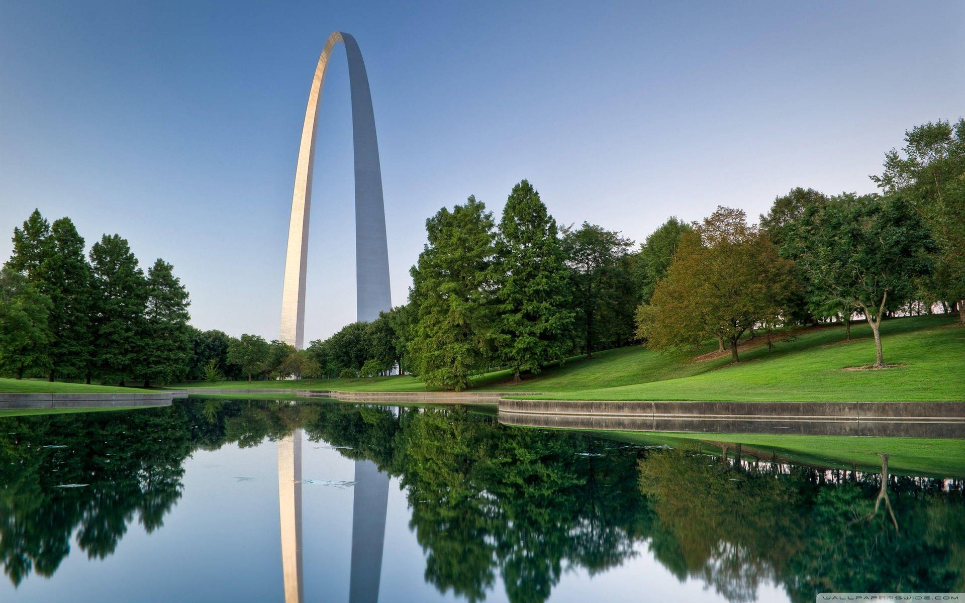 Gateway Arch In Missouri From Afar Background