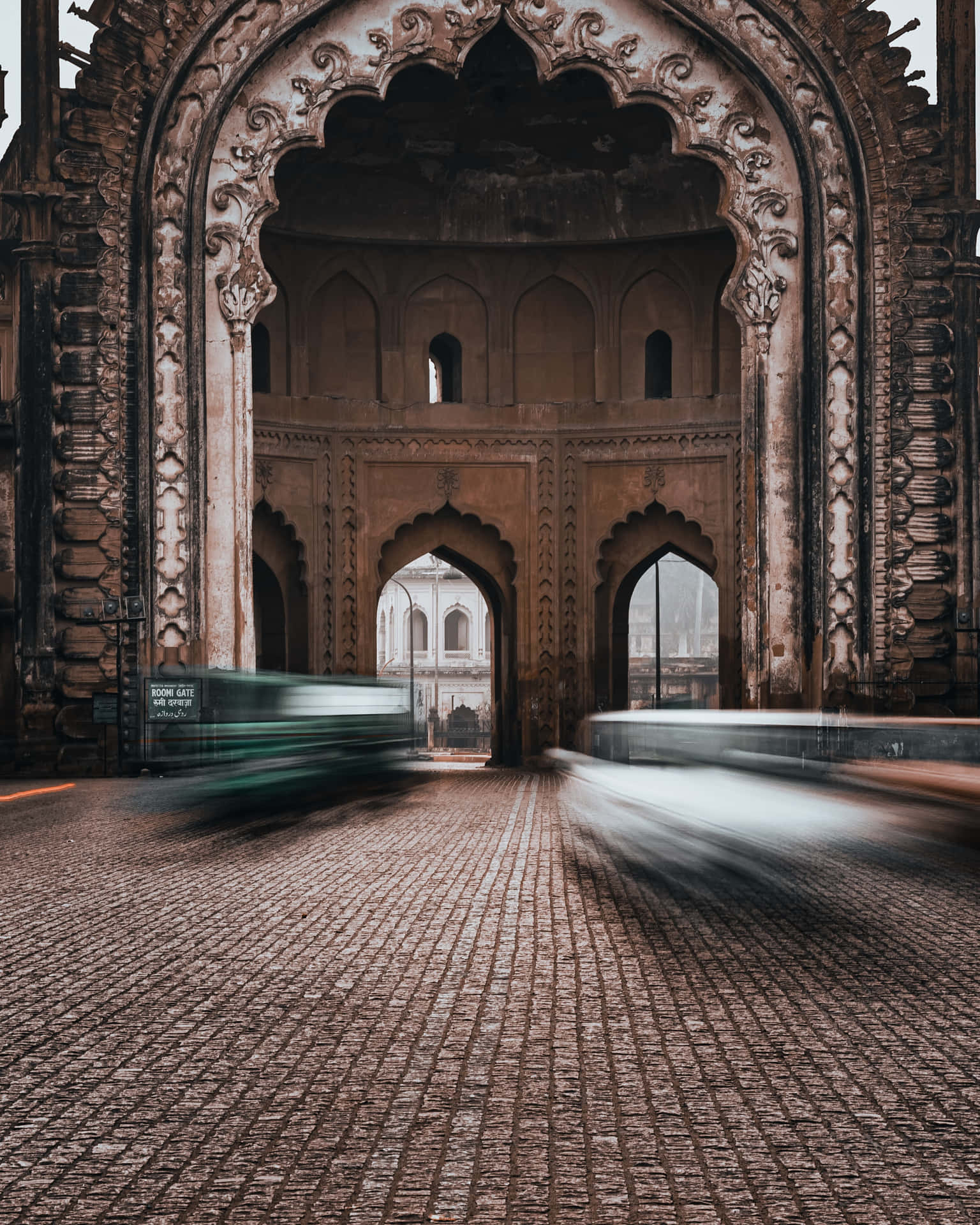 Gateway To India Zooming Cars Background