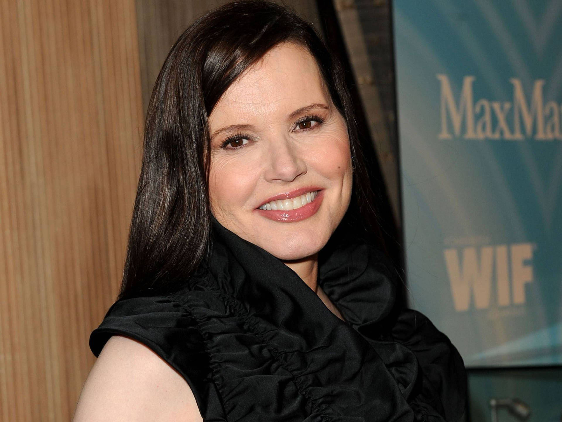 Geena Davis At The Women In Film Crystal And Lucy Awards 2011 Background