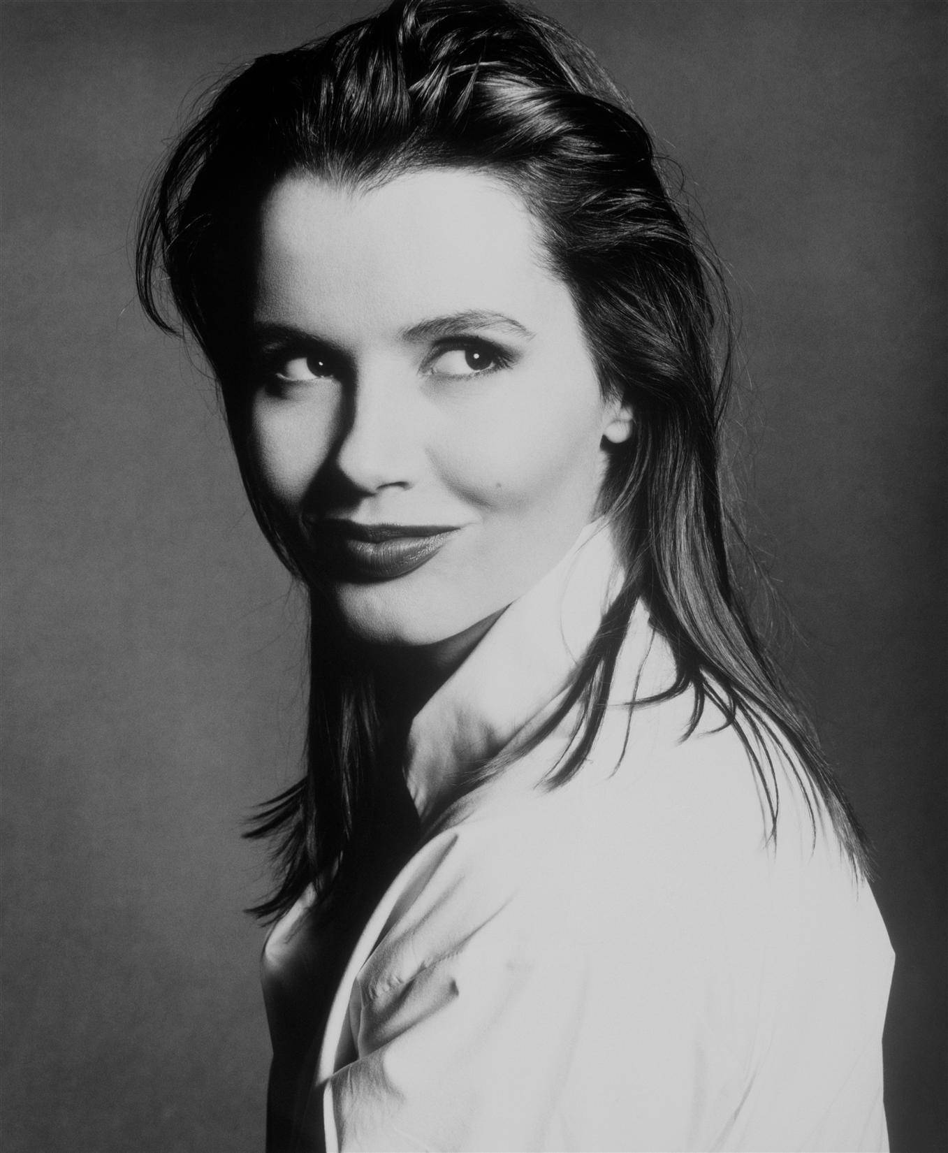 Geena Davis With A Sleek Hairstyle Background