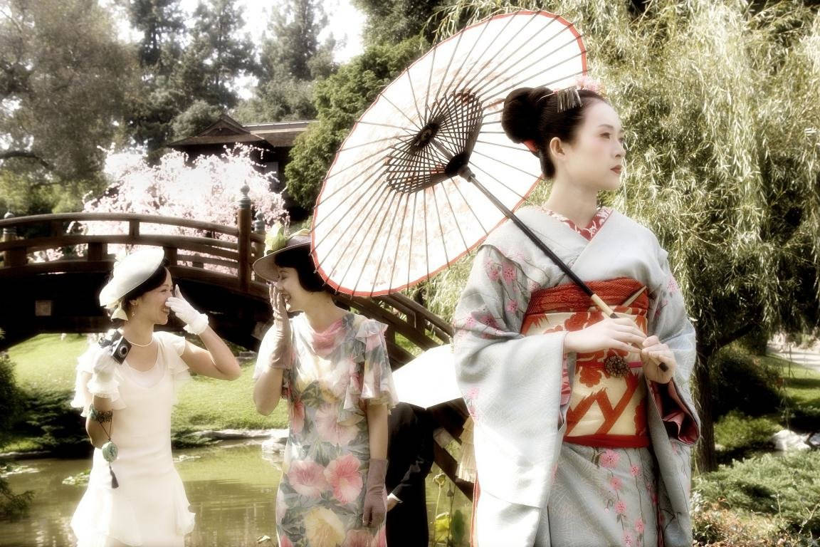 Geisha And Two Japanese Women Background