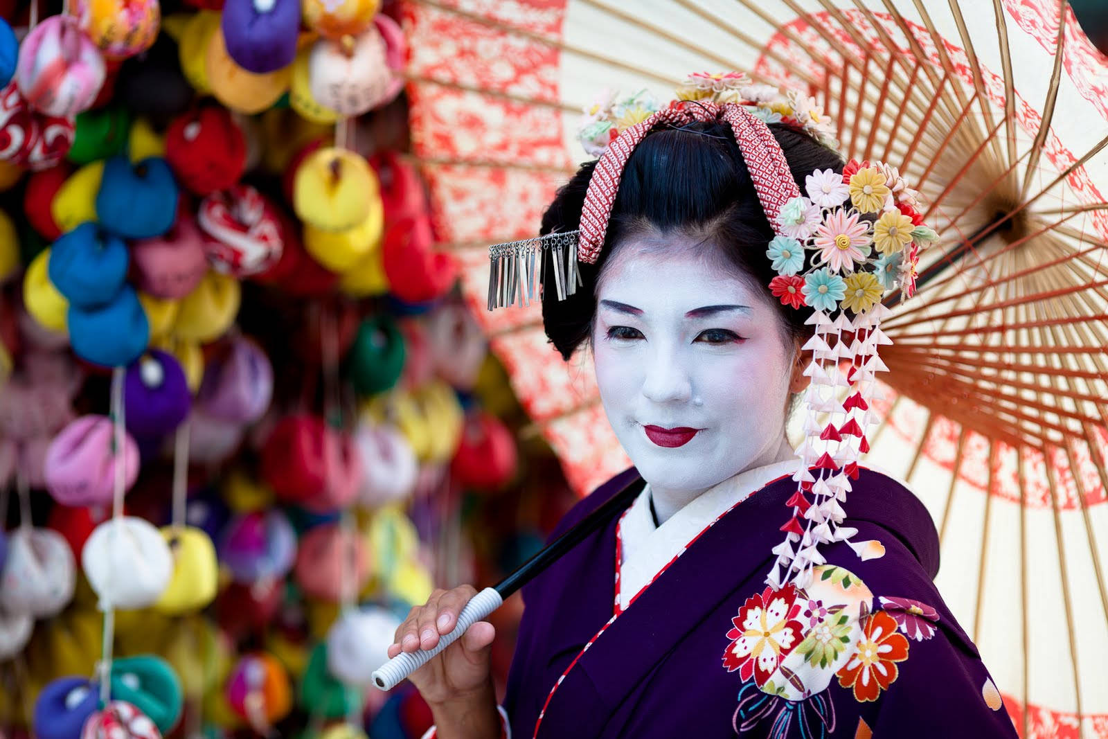 Geisha Red And White Umbrella Background