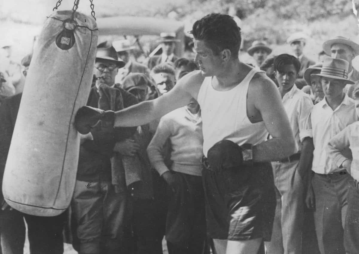 Gene Tunney's Boxing Demo With His Fans