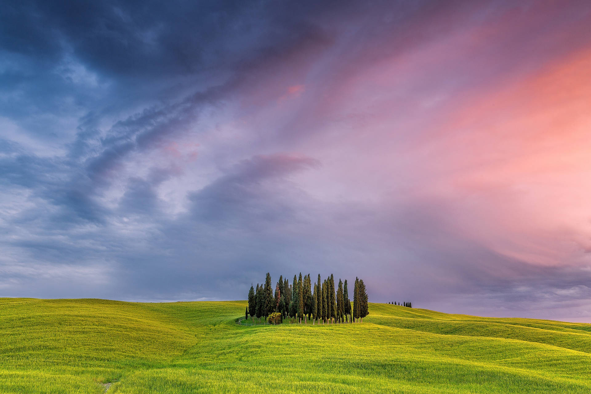 Gentle Rolling Hills In Tuscany Background