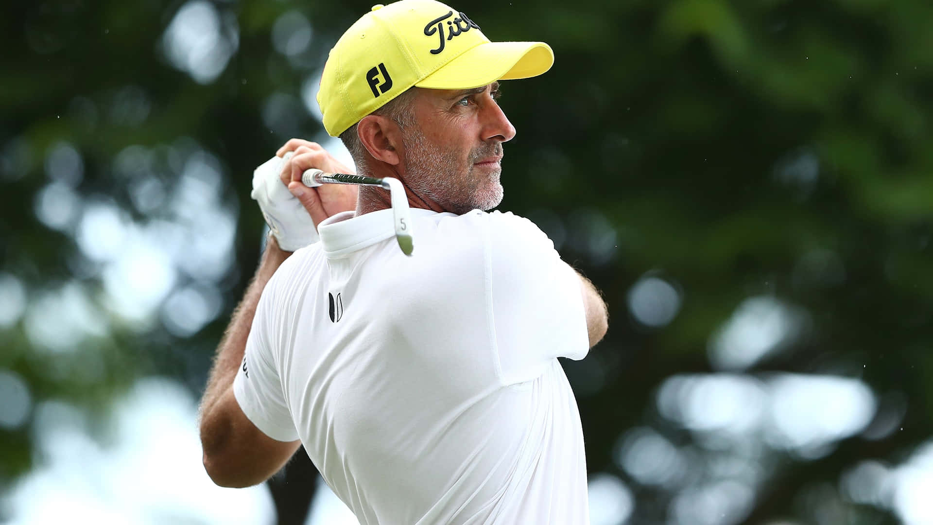 Geoff Ogilvy - Focused Pga Golfer Background