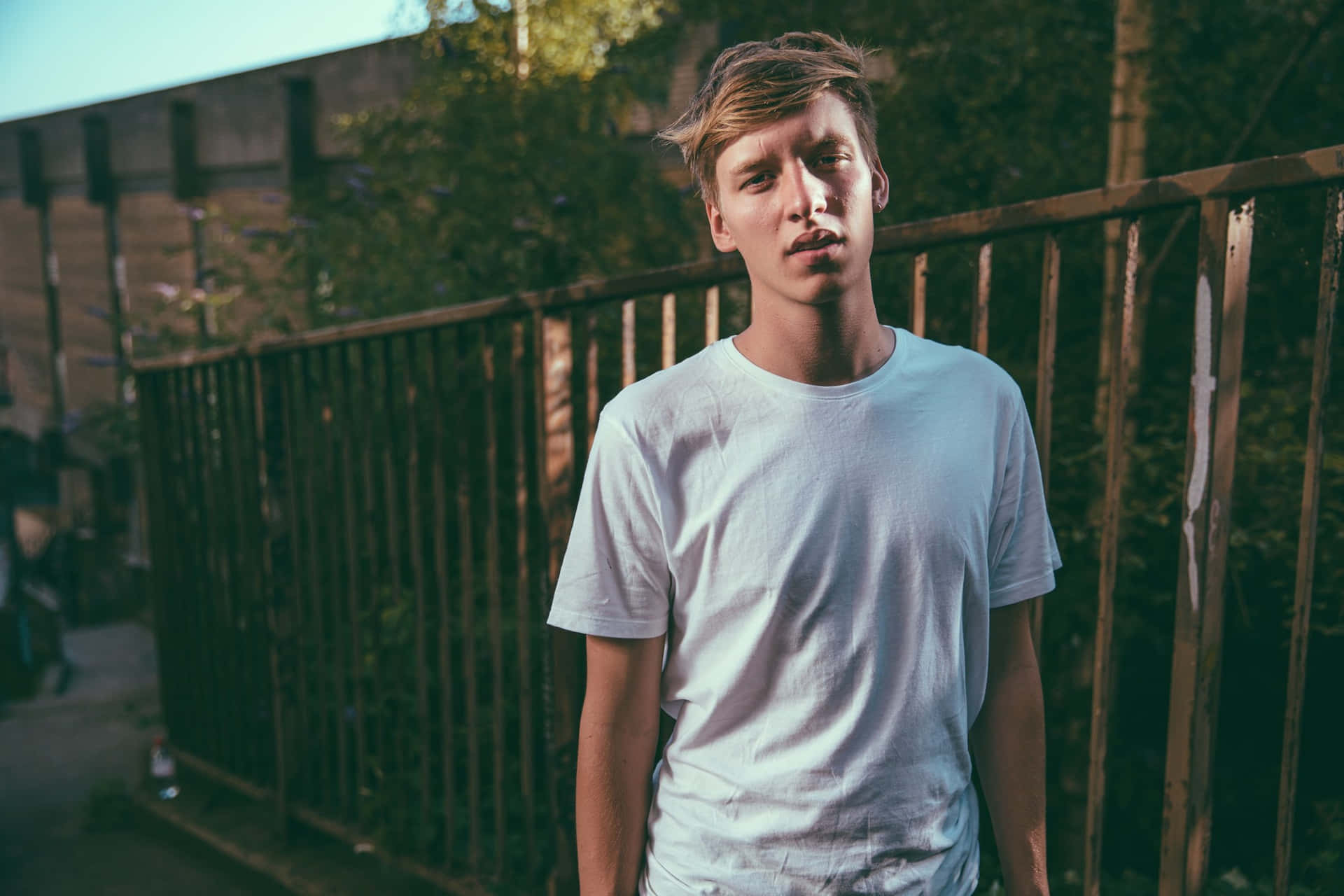 George Ezra Background