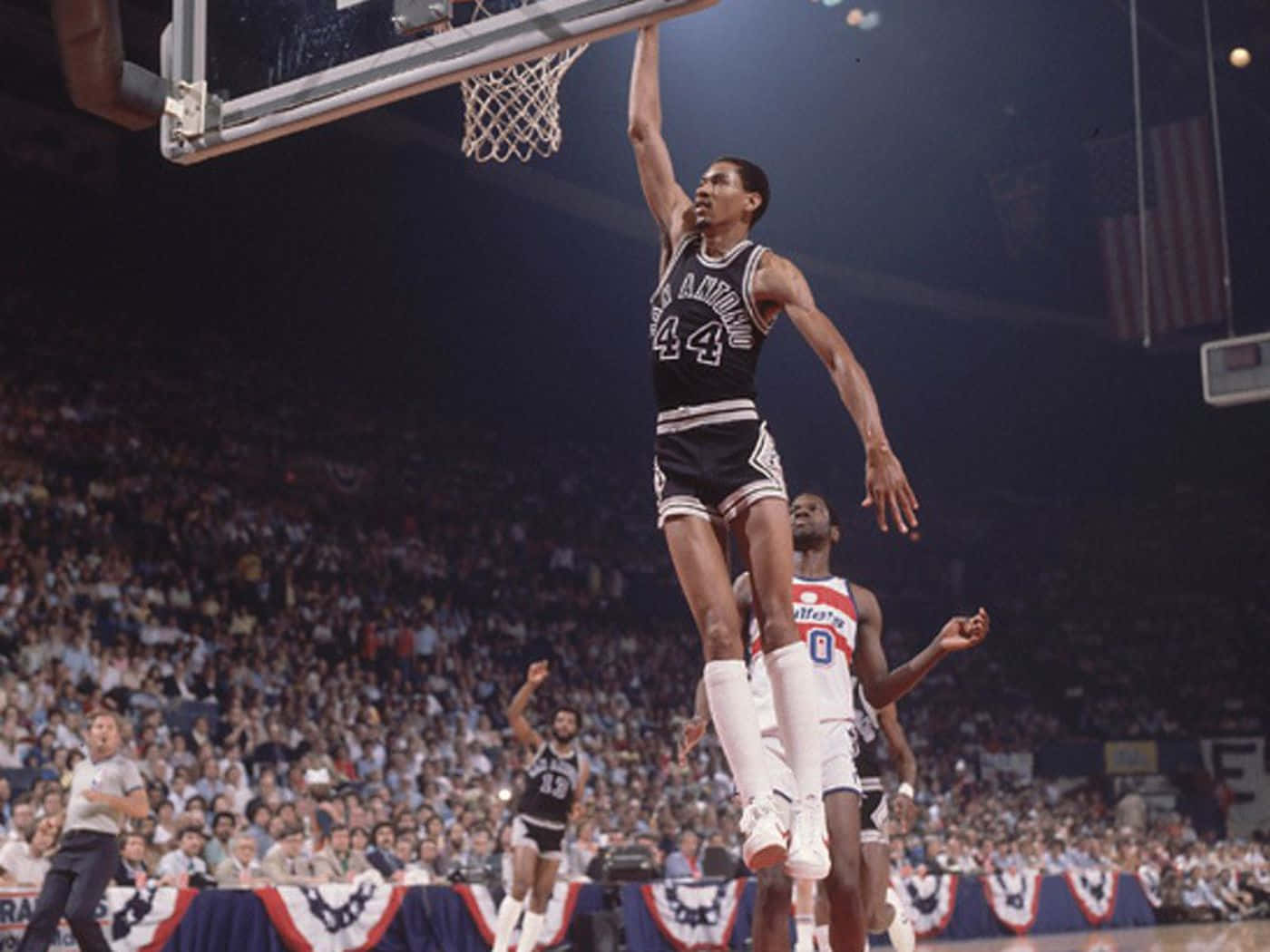 George Gervin Vintage Basketball Game Background