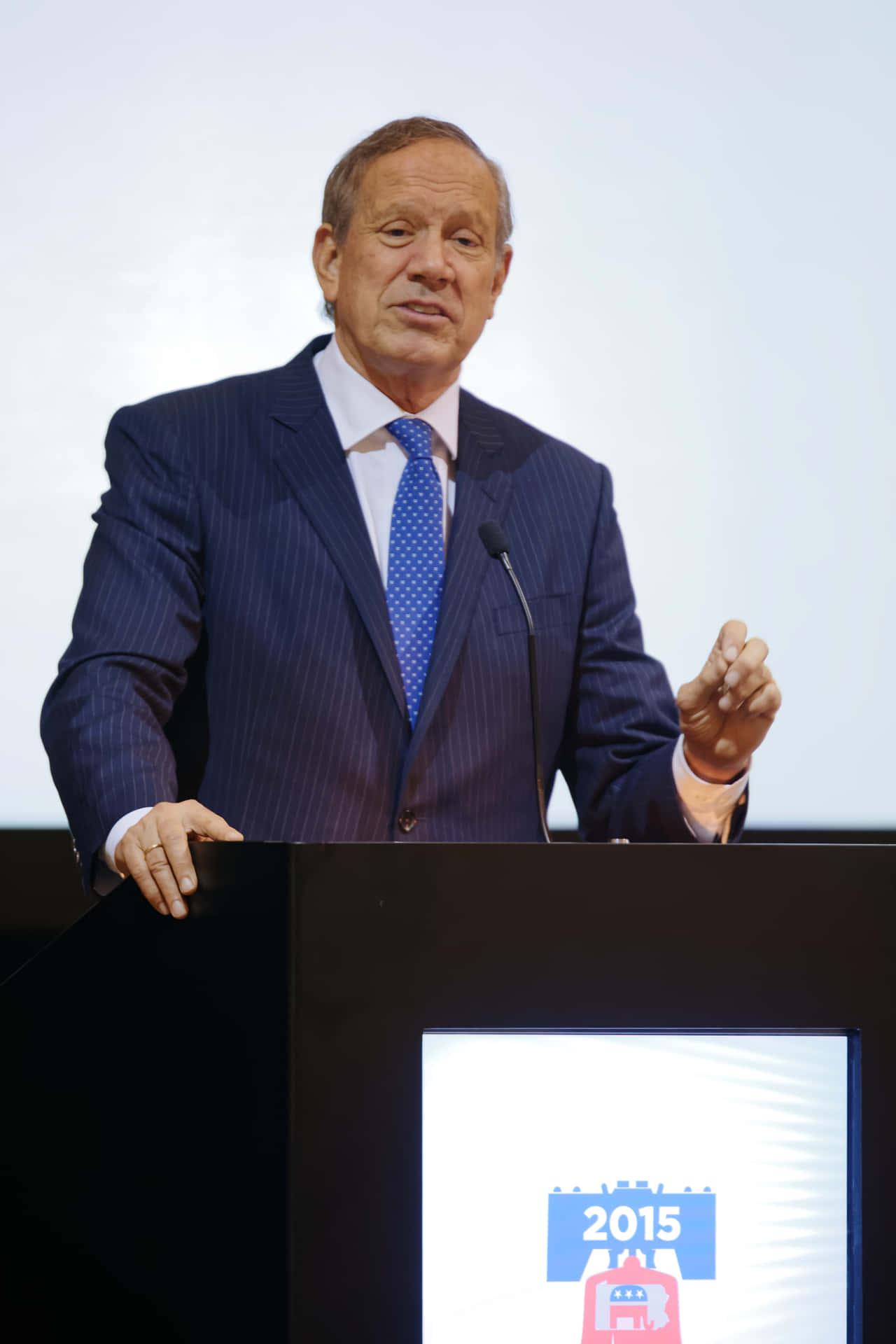 George Pataki Speeching Near The Podium Background