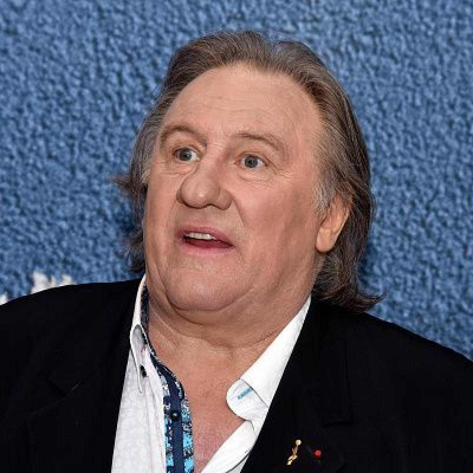 Gérard Depardieu Blue Aesthetic Background Background