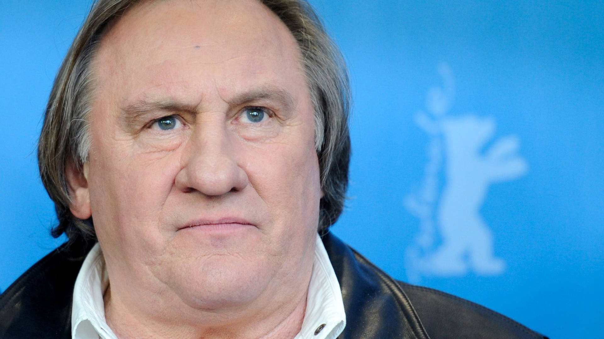 Gérard Depardieu Blue Background Background